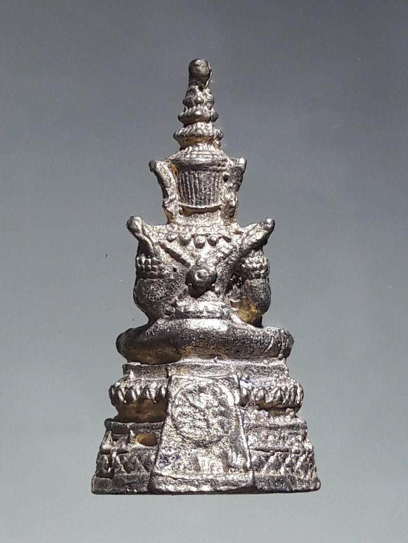 รหัสสินค้า พระมีกล่อง 265 รููปหล่อเนื้อทองระฆัง สมเด็จมหาจักรพรรดิ รุ่น 1 สำนักสงฆ์พรหมวนาราม จังหวัดพิษณุโลก ขนาดเทียบกับเหรียญบาท กล่องเดิม