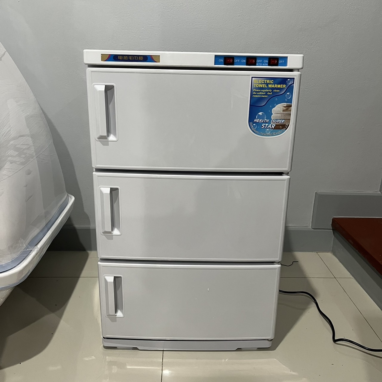 ตู้อบผ้าร้อน 3ประตู ใช้อบผ้าร้อน ผืนเล็กได้ 50-60ผืน เหมาะกับใช้ในสถานบริการความงาม คลินิก สปา โรงแรม