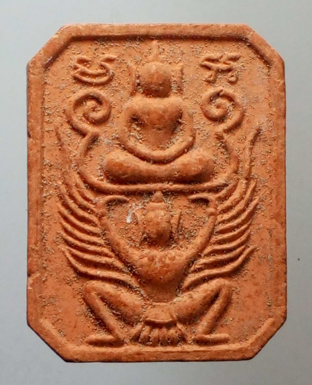 รหัสสินค้า พระไม่ทราบที่ 129 พระเนื้อดินเผาพิมพ์ขี่ครุฑ หลังยันต์ เกราะเพชร ไม่ทราบที่ พระรายการนี้ให้เช่าบูชาแล้ว