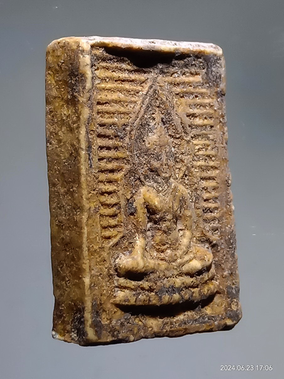 รหัสสินค้า พระเนื้อดิน เนื้อผง เนื้อว่าน 296 พระผงของขวัญ หลังยันต์ องค์พระ ยันต์ทางด้านหลัง คล้ายกับหลวงพ่อคง วัดวังสรรพรส หาข้อมูลทางอินเตอร์เน็ตไม่เจอ เชิญครับไม่แพง