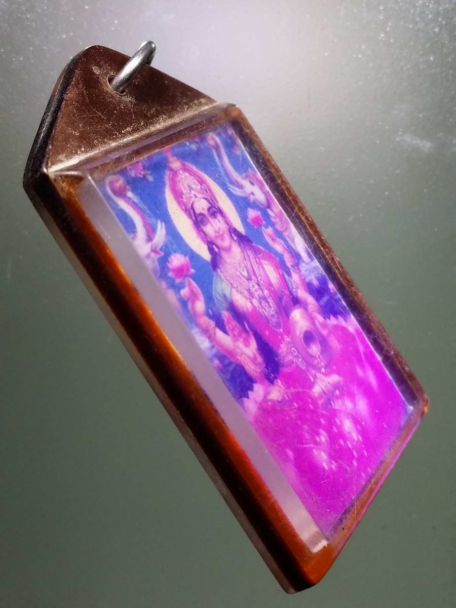 รหัสสินค้า เครื่องราง ล็อตเก็ต ภาพถ่าย 100 ภาพถ่ายพระแม่อุมาเทวี เลี่ยมพลาสติกพร้อมใช้ ไม่ทราบที่ เก่ามีอายุ