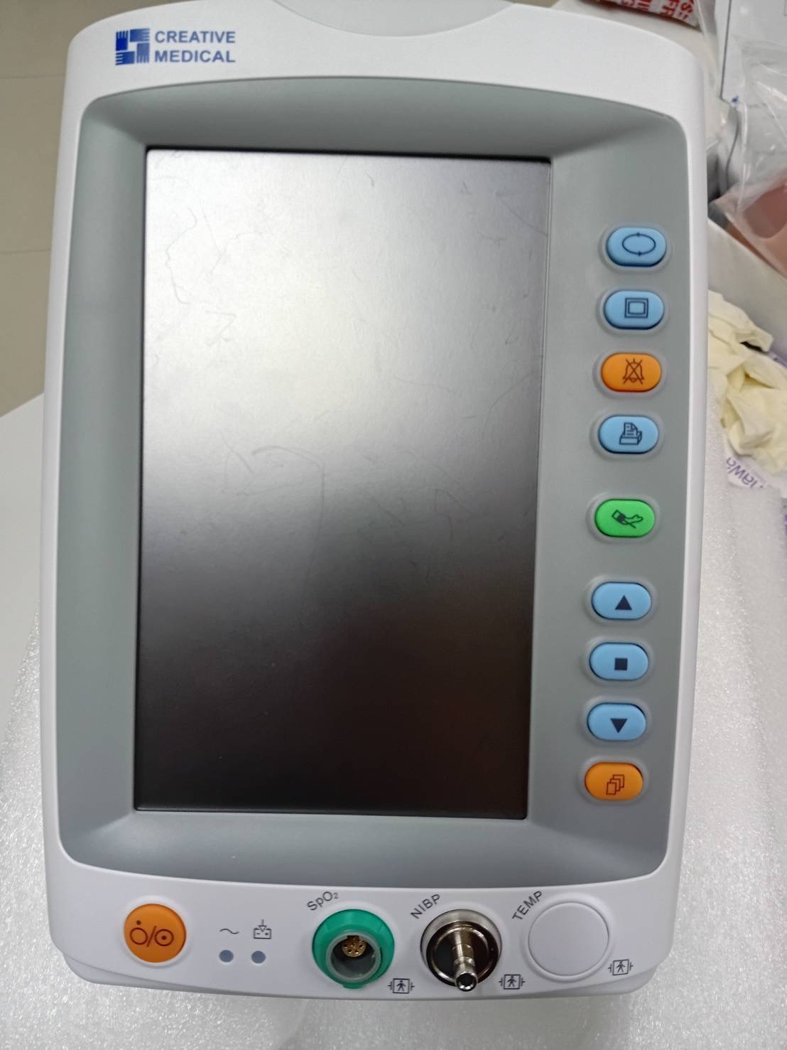 เครื่องวัดความดันโลหิตอัตโนมัติ พร้อมวัดปริมาณออกซิเจนในเลือด (Vital Signs Monitor) รุ่น PC-900 PLUS SN