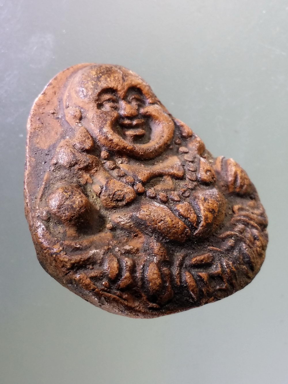 Antig Pim 314 พระสังกัจจายน์เนื้อดินเผา เจ้าของเดิมบูชาด้วยการเคลือบแลคเกอร์ ไม่ทราบที่ครับ เนื้อหาดูเก่าพอมีอายุ