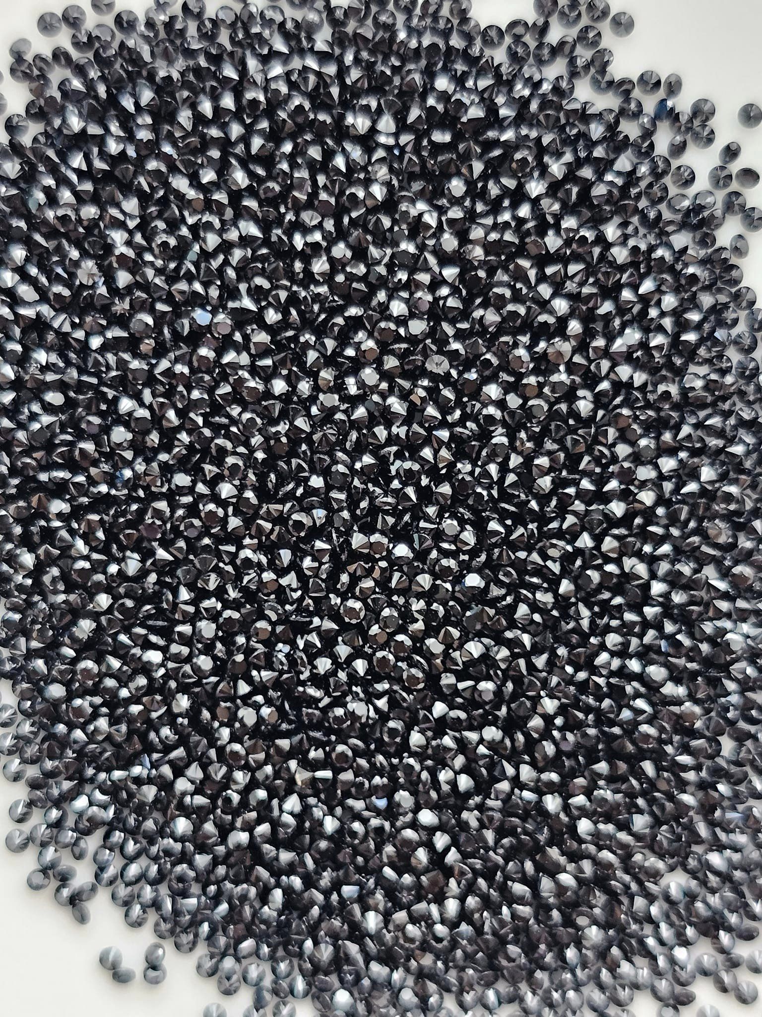 พลอยนิลกลมเจียรเหลี่ยม 1.0mm. 5 กะรัต