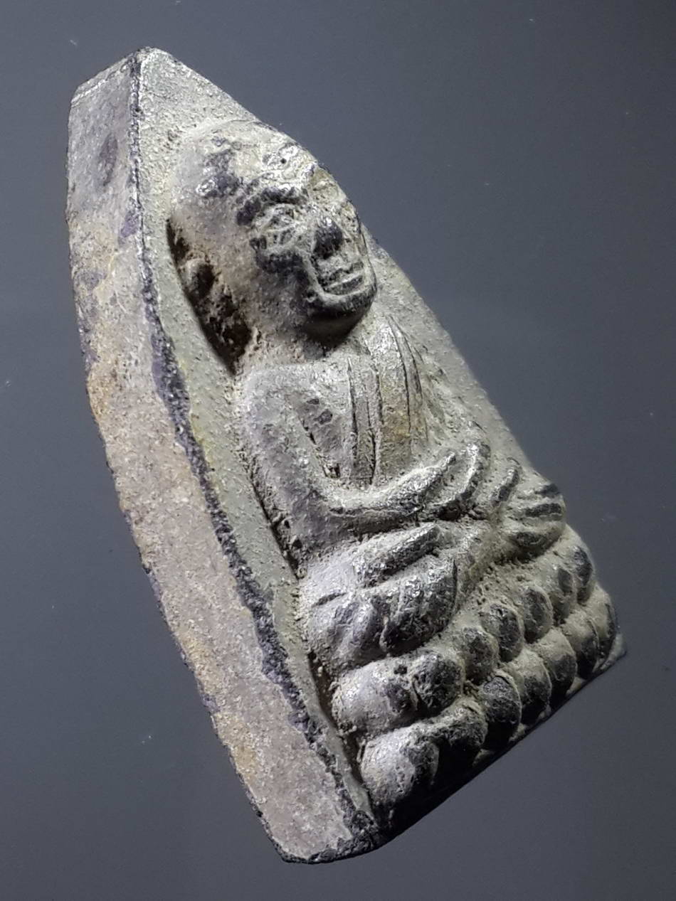 รหัสสินค้า หลวงปู่ทวด วัดต่างๆ 266 หลวงปู่ทวด วัดช้างให้ จังหวัดปัตตานี หลังตัวหนังสือนูน ไม่ทราบปีที่สร้าง พระเก่ามีอายุเนื่องจากมีไขปกคลุมองค์พระ