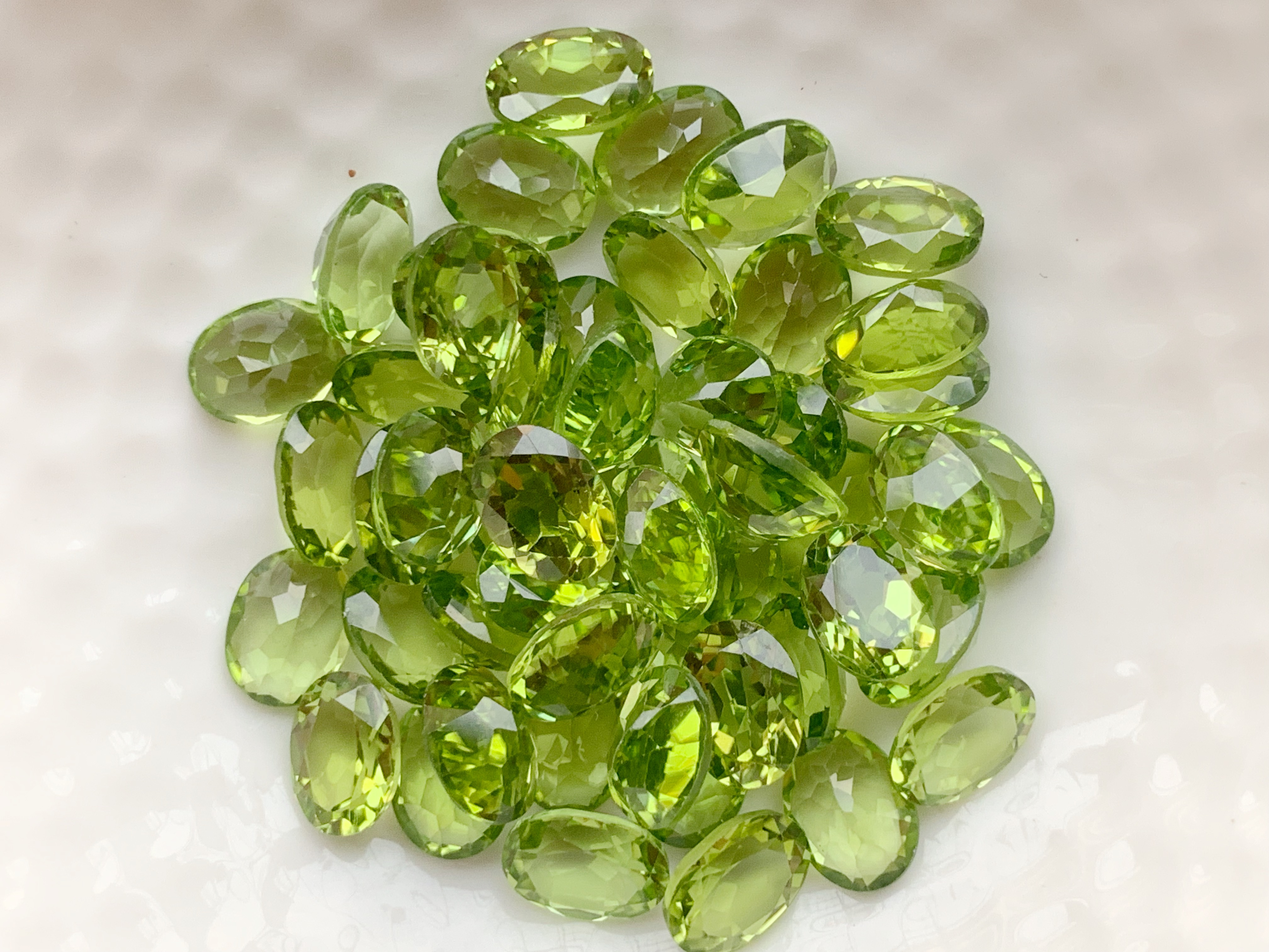 เพอริดอทไข่ 8X6 มม. 5 กะรัต