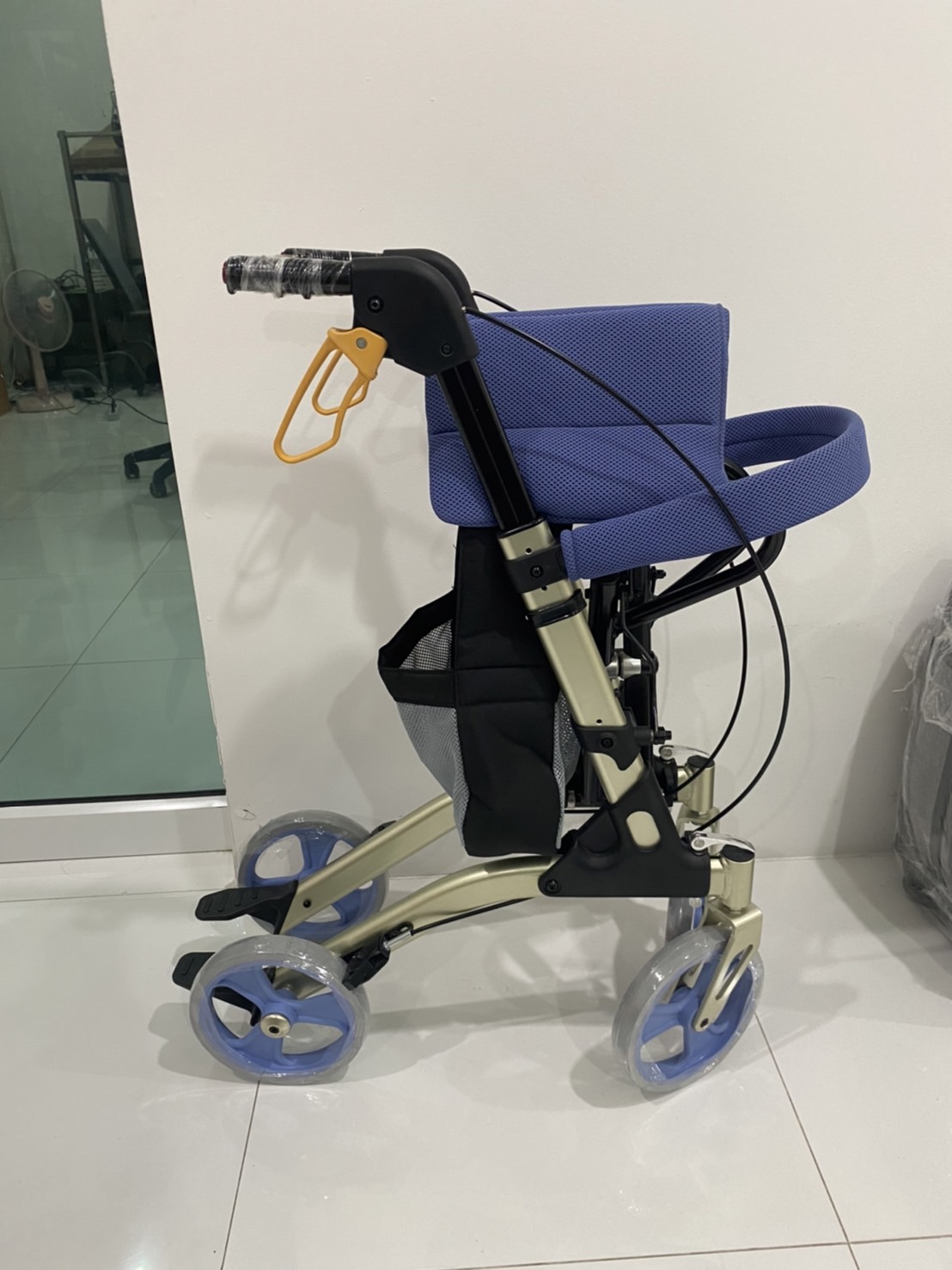 รถเข็นช่วยพยุงเดิน แบรนด์จากประเทศญี่ปุ่น ( 歩行器 ) Matsunaga รุ่น MV100 น้ำหนักเบา พกพาสะดวก นั่งสบาย พับเก็บได้ (Best Seller)