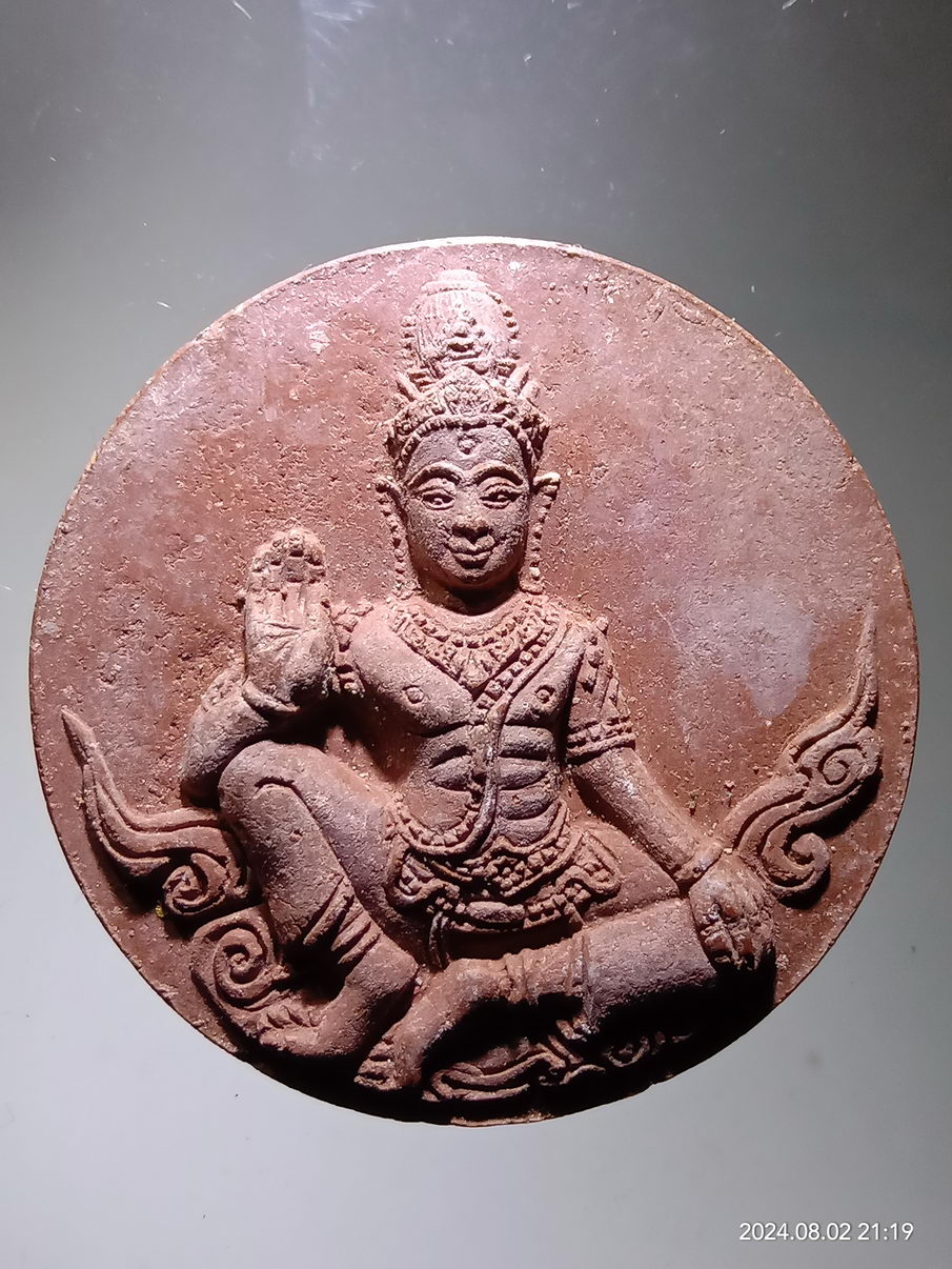 รหัสสินค้า พระเนื้อดิน เนื้อผง เนื้อว่าน 850 พระเทวราชโพธิสัตว์ จตุคามรามเทพ หลังพญาราหู หลวงปู่เปลื้อง วัดลาดยาว อำเภอลาดยาว จังหวัดนครสวรรค์ สร้างปี 2550