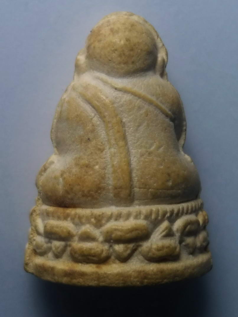 รหัสสินค้า พระปิดตา ทั่วไป 105 พระปิดตาเนื้อผงลอยองค์ นั่งฐานบัว ไม่ทราบที่