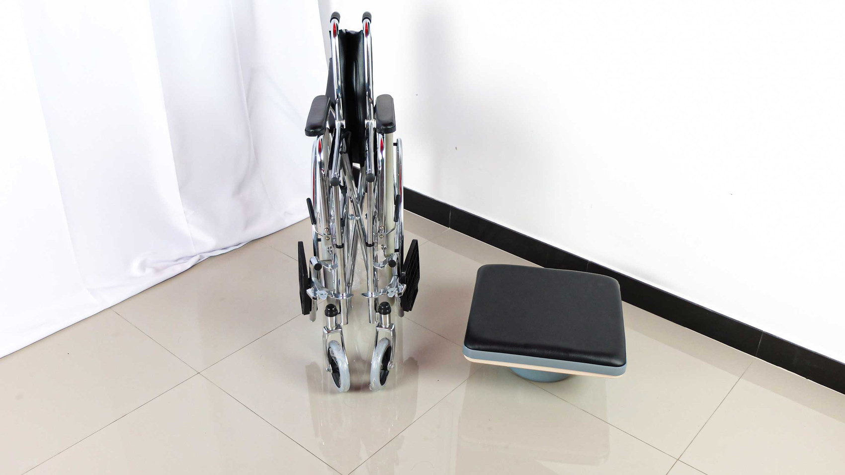 PS102 รถเข็นนั่งถ่ายเหล็กชุบโครเมี่ยม + พร้อมเบาะรองนั่ง