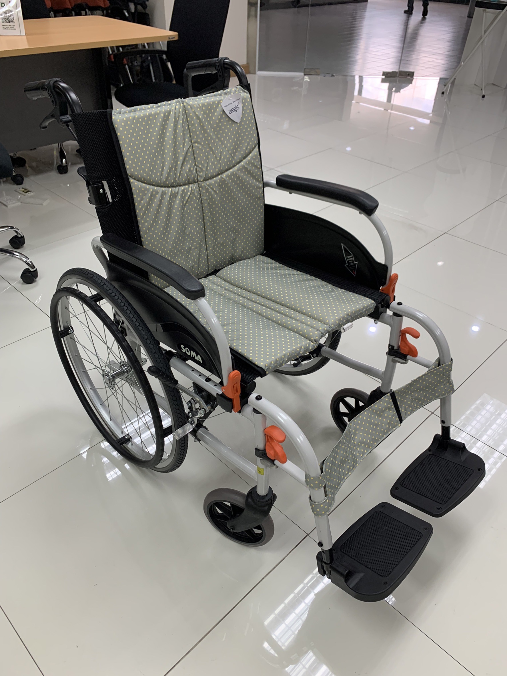 SALE รถเข็นอลูมินัมอัลลอยด์โซม่า SOMA รุ่น Agile เบาะกว้าง 18 นิ้ว สะดวกสบาย ถอดชิ้นส่วนได้ เปิดที่พักแขนขึ้นได้ รองรับน้ำหนักสูงสุด 115 กิโลกรัม