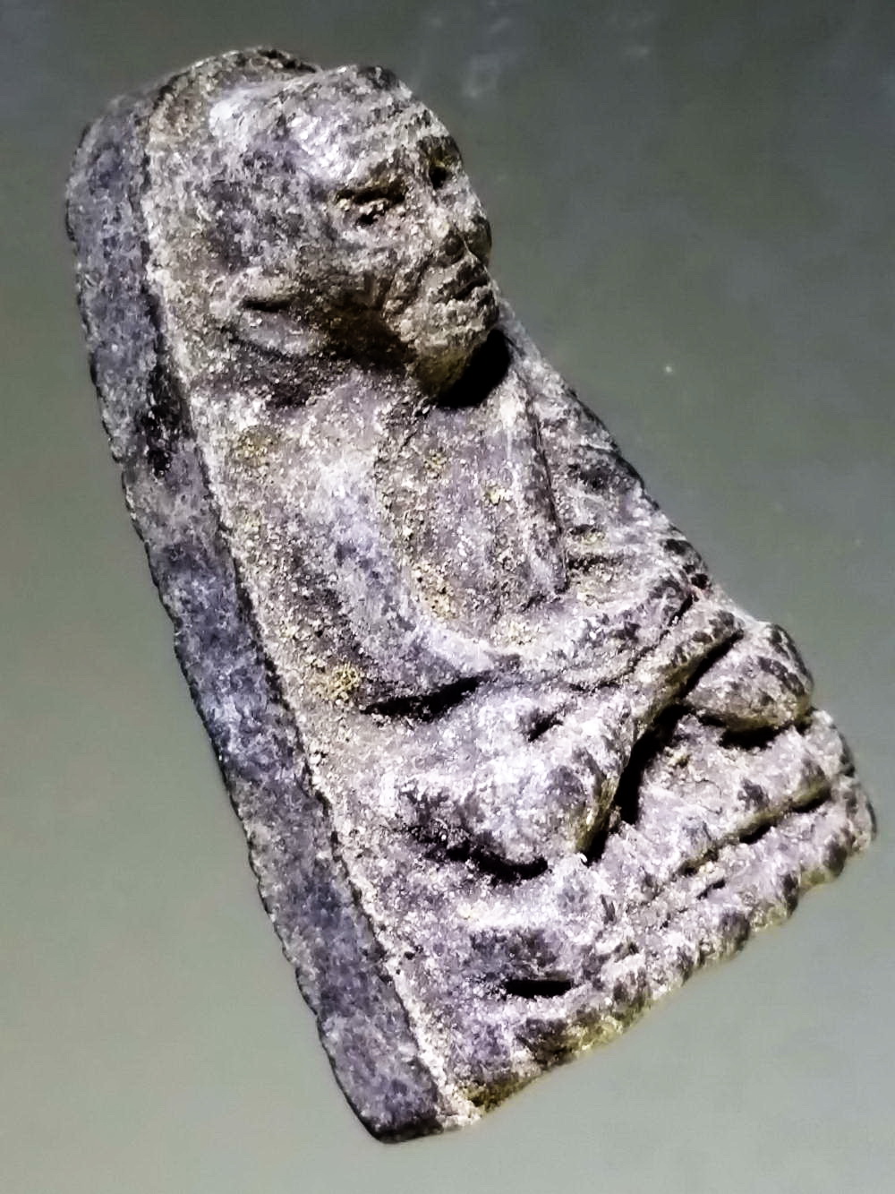 รหัสสินค้า หลวงปู่ทวด วัดต่างๆ 259 หลวงปู่ทวดเนื้อว่าน พิมพ์พระรอดหลังเรียบ ไม่ทราบวัดที่สร้าง พระรายการนี้ให้เช่าบูชาแล้ว