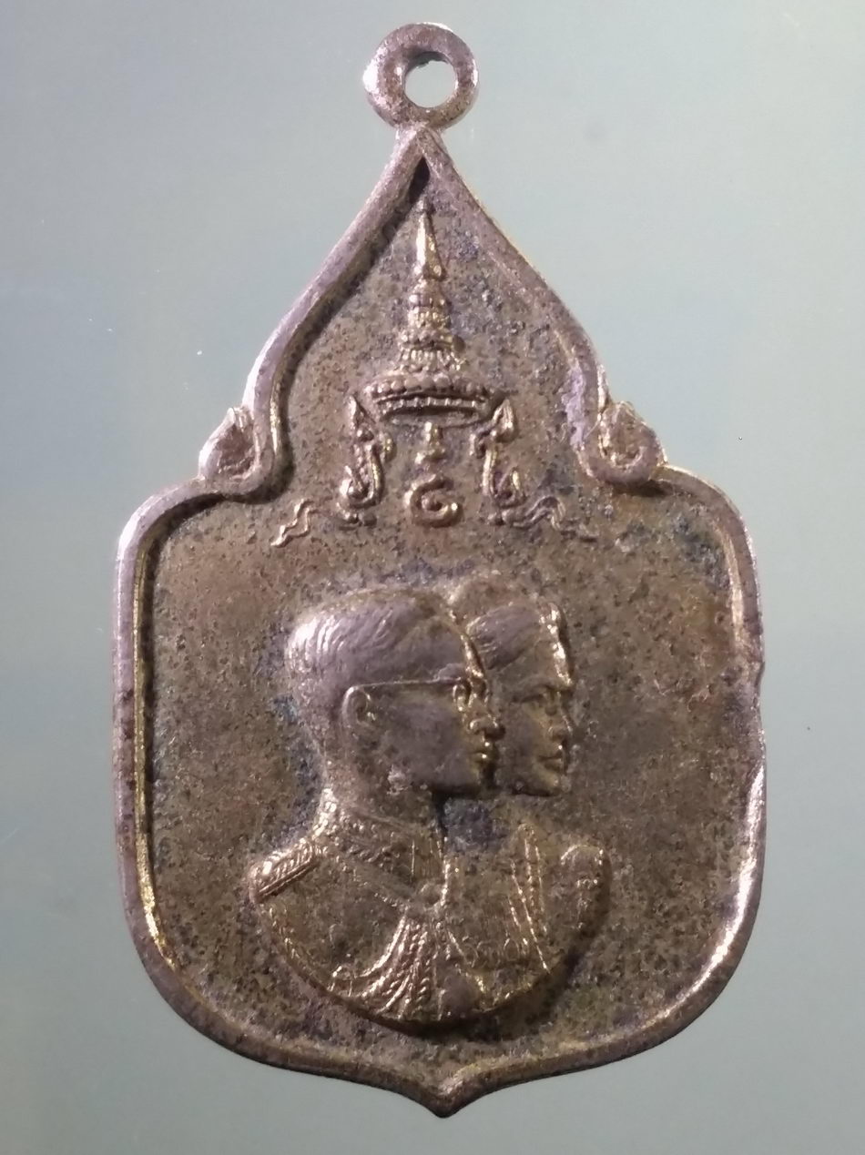 รหัสสินค้า พระมหากษัตริย์ และบุคคลสำคัญ 370 เหรียญในหลวงรัชกาลที่ 9 และสมเด็จพระบรมราชินีนาถ ที่ระลึกพระราชพิธีสมโภชช้างเผือกสามเชือก ณ.จังหวัดเพชรบุรี จัดสร้างปี 2521 ขนาดเทียบกับเหรียญบาท เหรียญพระยาพิชัยดาบหัก จังหวัดอุตรดิตถ์ ออกวัดบ้านแก่งใต้ สร้างปี