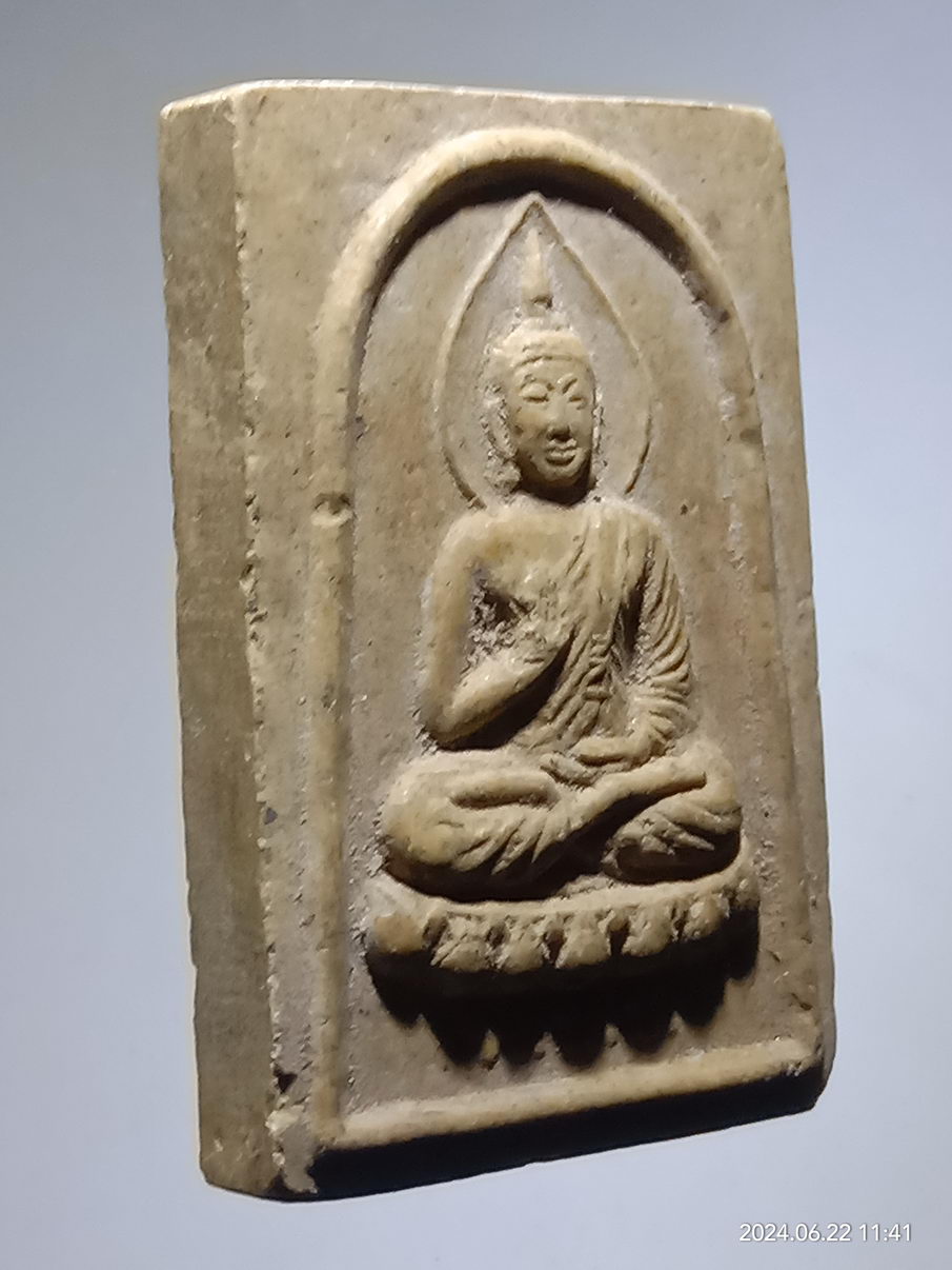 รหัสสินค้า พระเนื้อดิน เนื้อผง เนื้อว่าน 078 พระพุทธเนื้อผงปางประทานพร ฐานบัว หลังพระเกจิ เขียนว่า ทบ ทอง ด้านหลัง ไม่ทราบที่