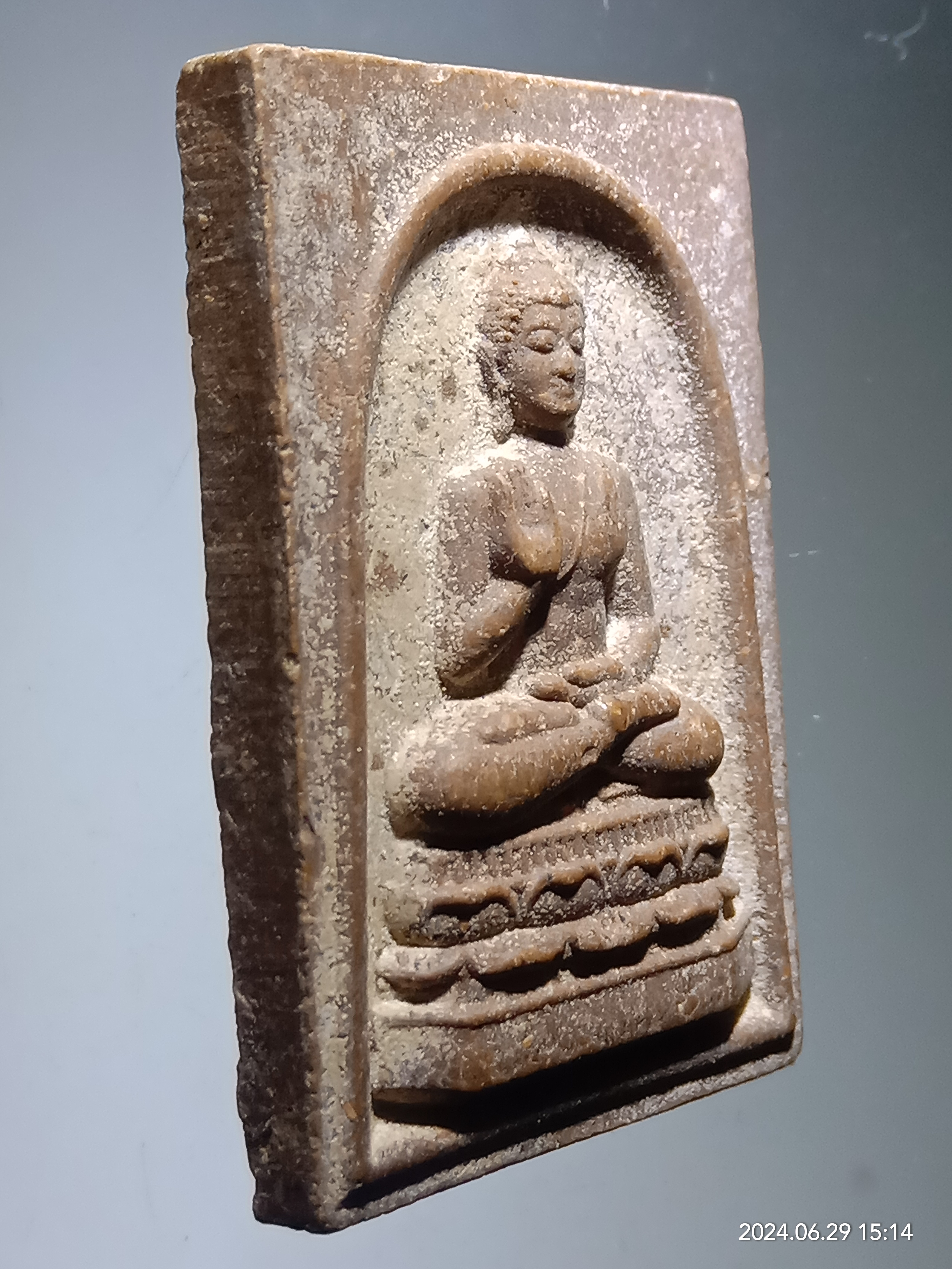 รหัสสินค้า พระเนื้อดิน เนื้อผง เนื้อว่าน 355 พระพุทธเนื้อผง ปางประทานพร หลังสมเด็จพระเจ้าตากสินมหาราช ไม่ทราบที่ ขนาดเมื่อเทียบกับเหรียญบาท