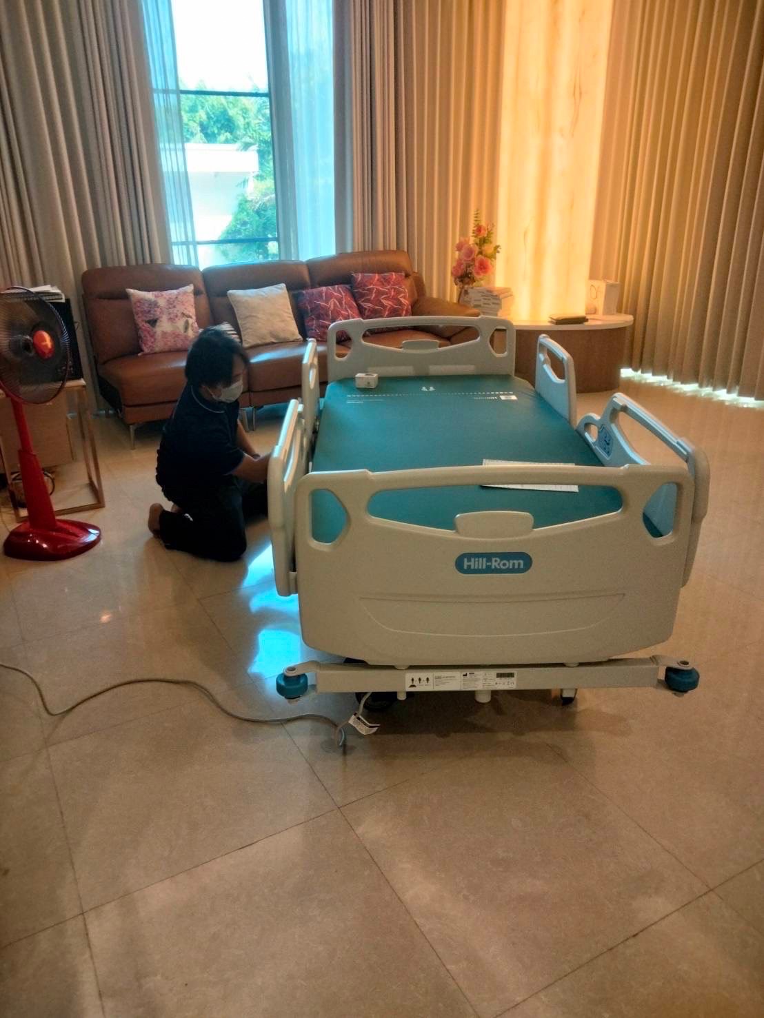 ชุดสุดคุ้ม E เตียงผู้ป่วยปรับระดับไฟฟ้า 5 ฟังก์ชั่น Hill-Rom รุ่น Centuris Type C แบบราวกั้นปีกนกยาว + ฟูก Hill-Rom NP50 แบรนด์จากประเทศสหรัฐอเมริกา + แถมพิเศษ หมอน + ผ้าปูที่นอน + ผ้ายาง + เก้าอี้นั่งอาบน้ำ + ไม้เท้า รับประกัน 1 ปี (รุ่นขายดี)