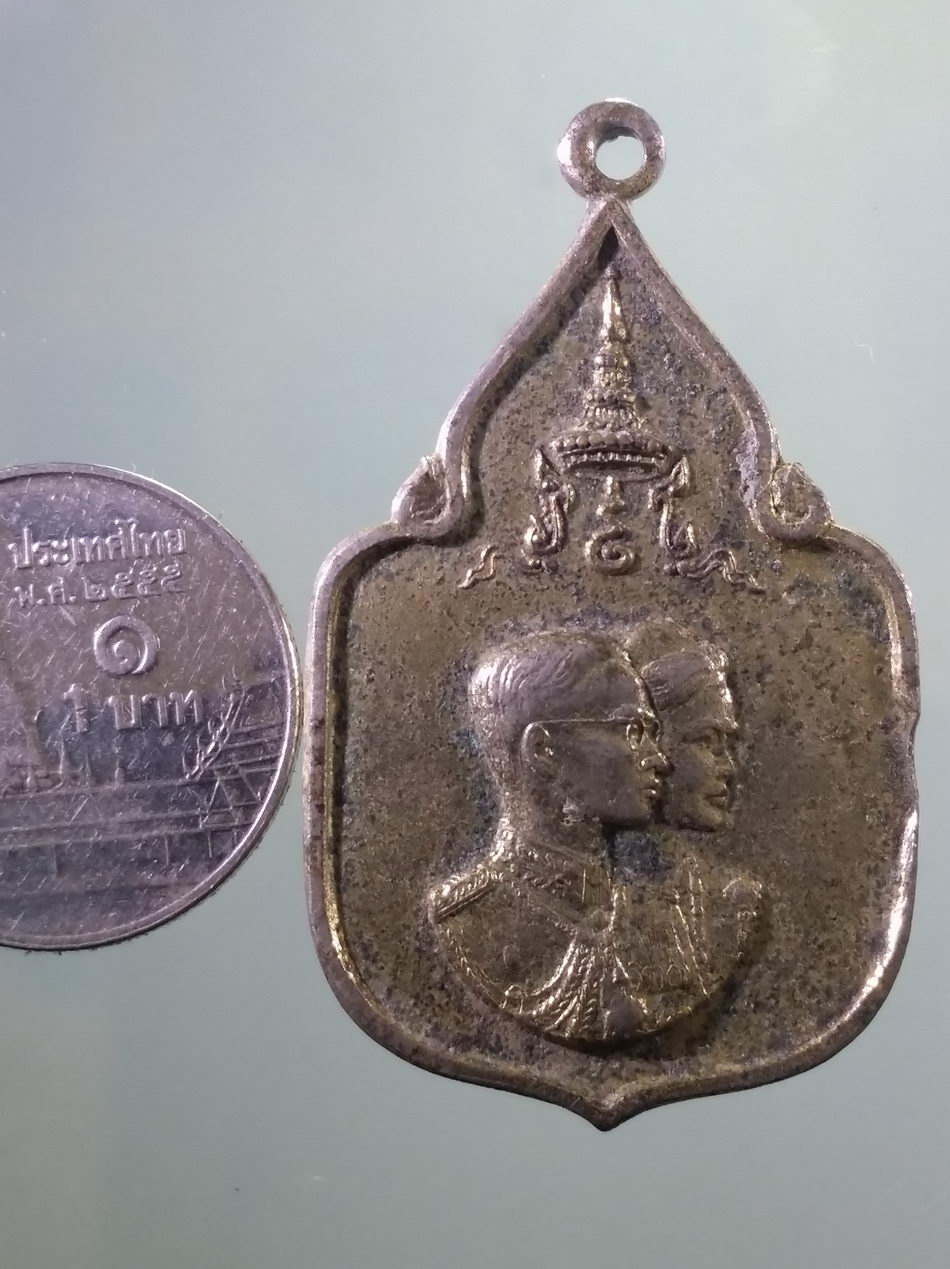 รหัสสินค้า พระมหากษัตริย์ และบุคคลสำคัญ 370 เหรียญในหลวงรัชกาลที่ 9 และสมเด็จพระบรมราชินีนาถ ที่ระลึกพระราชพิธีสมโภชช้างเผือกสามเชือก ณ.จังหวัดเพชรบุรี จัดสร้างปี 2521 ขนาดเทียบกับเหรียญบาท เหรียญพระยาพิชัยดาบหัก จังหวัดอุตรดิตถ์ ออกวัดบ้านแก่งใต้ สร้างปี