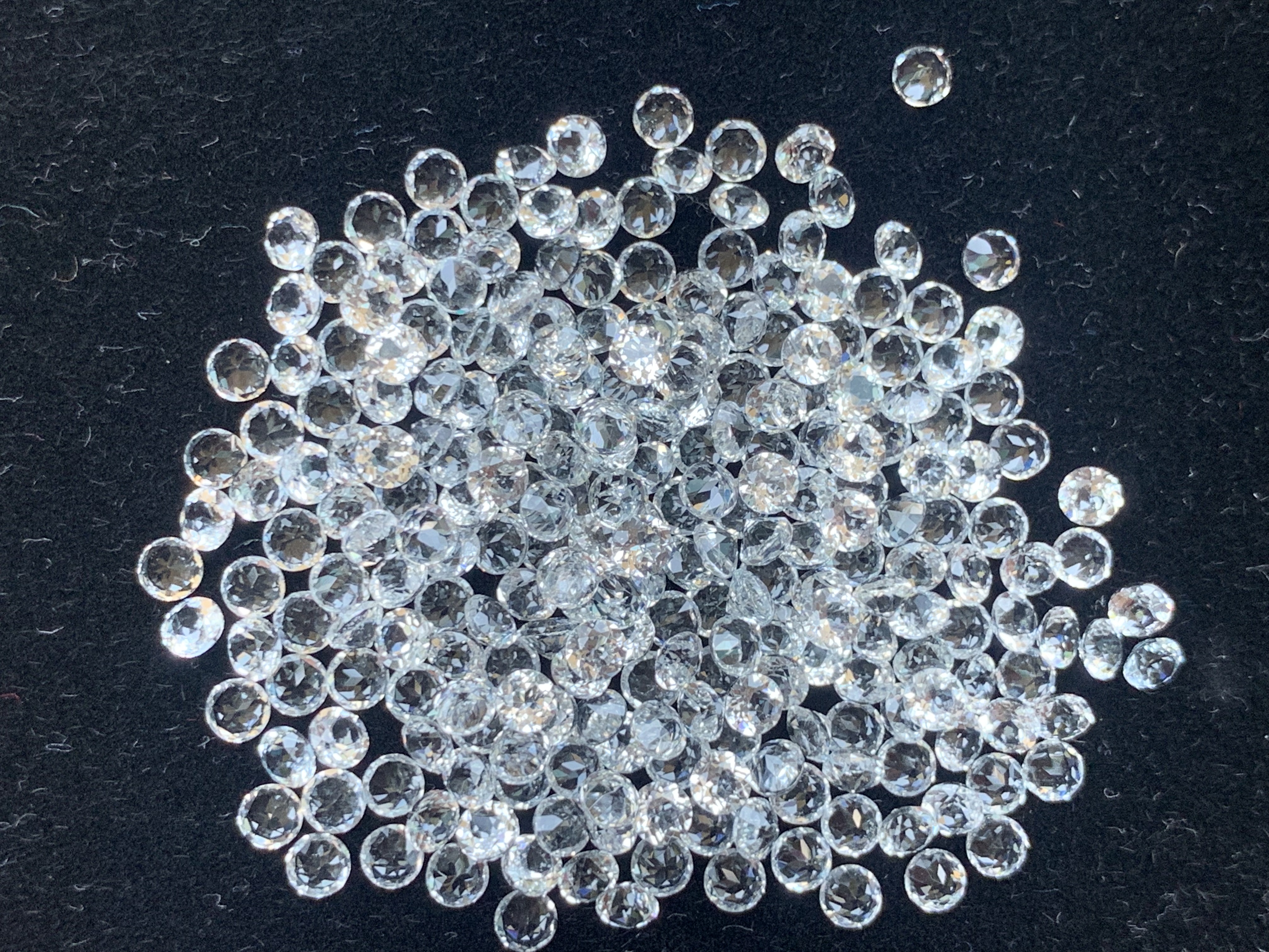 ไวท์โทปาสกลม 2.5 มม. 5 กะรัต