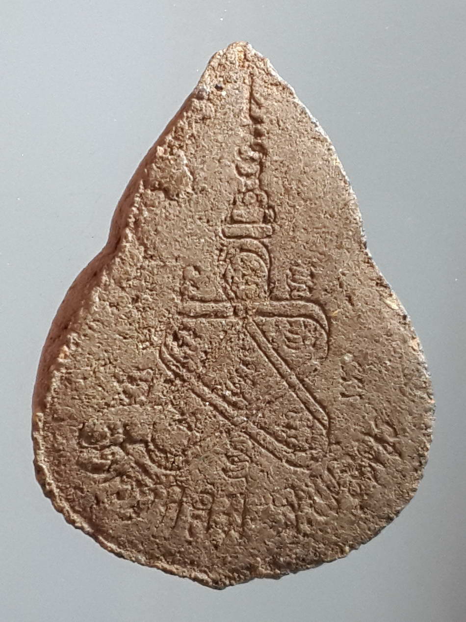 รหัสสินค้า พิจิตร 036 พระกลีบบัวเนื้อผงผสมว่าน พิมพ์พระพุทธ หลวงพ่อลือ วัดวังกลม จังหวัดพิจิตร พระรายการนี้ให้เช่าบูชาแล้ว