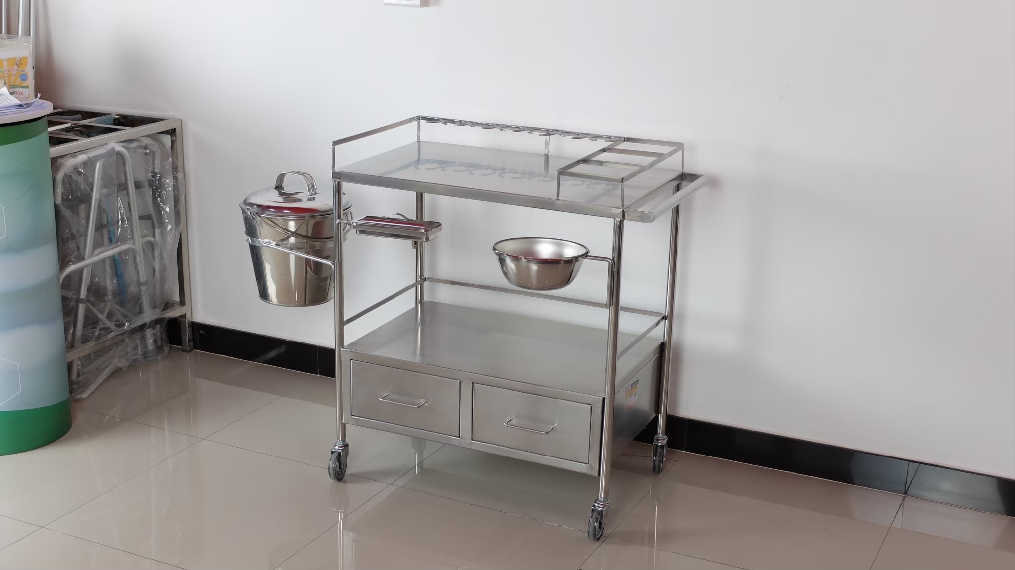 รถเข็นทำแผล สแตนเลส พร้อมอุปกรณ์ รหัส PP047