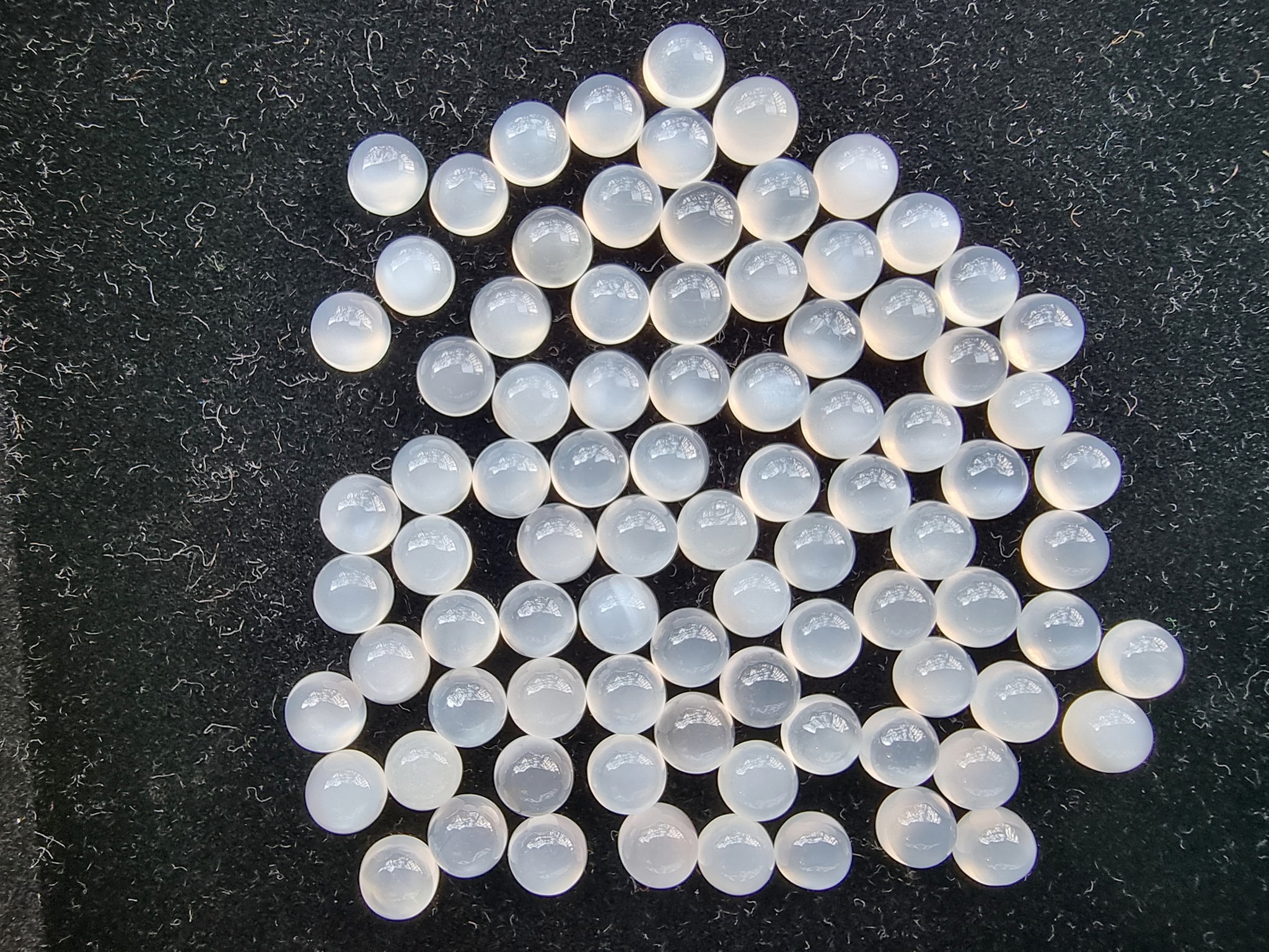 มูนสโตนกลมหลังเบี้ย 5.0 mm. 5 กะรัต