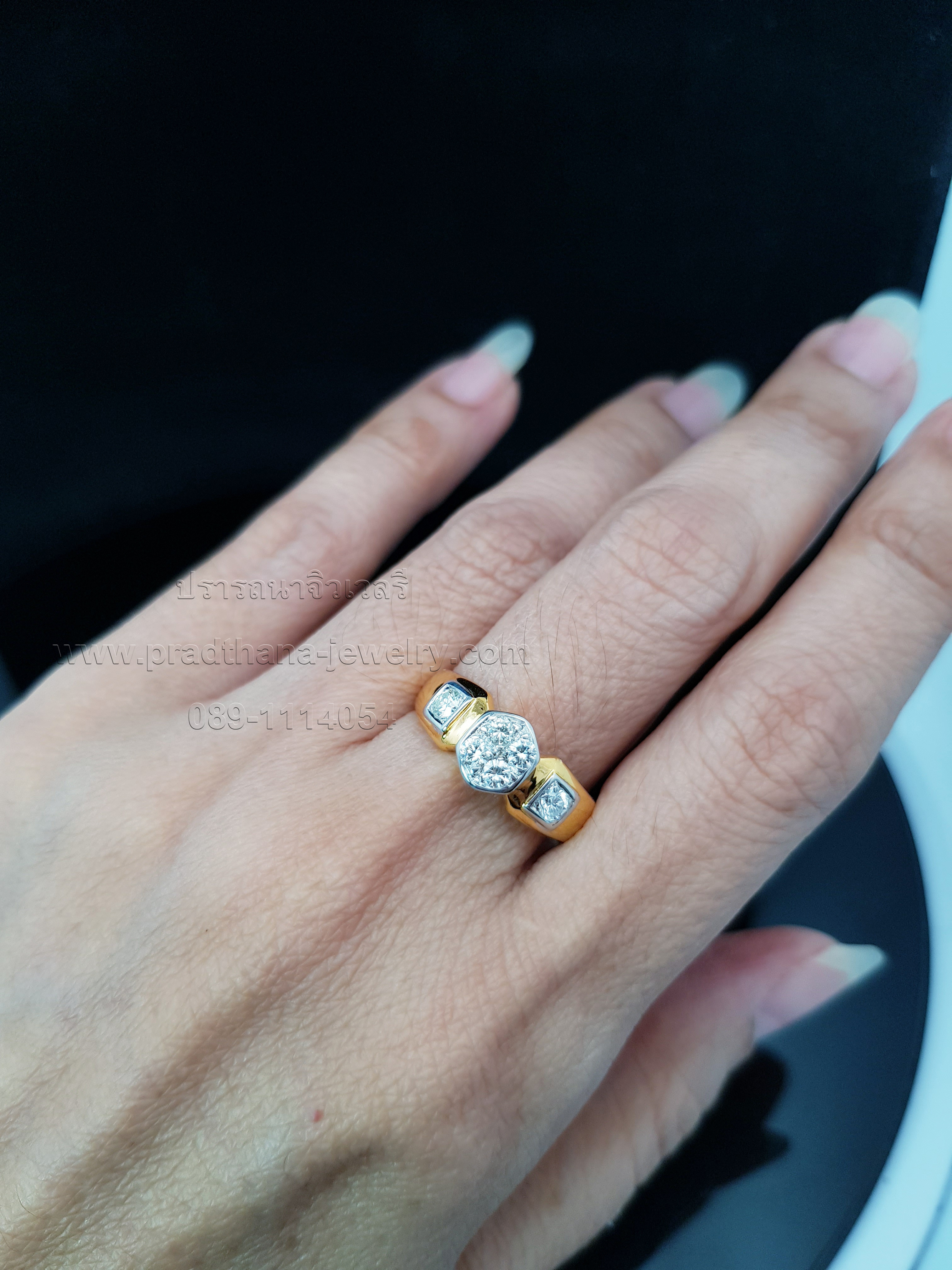 แหวนเพชรกระจุกกลางบ่าเพชร