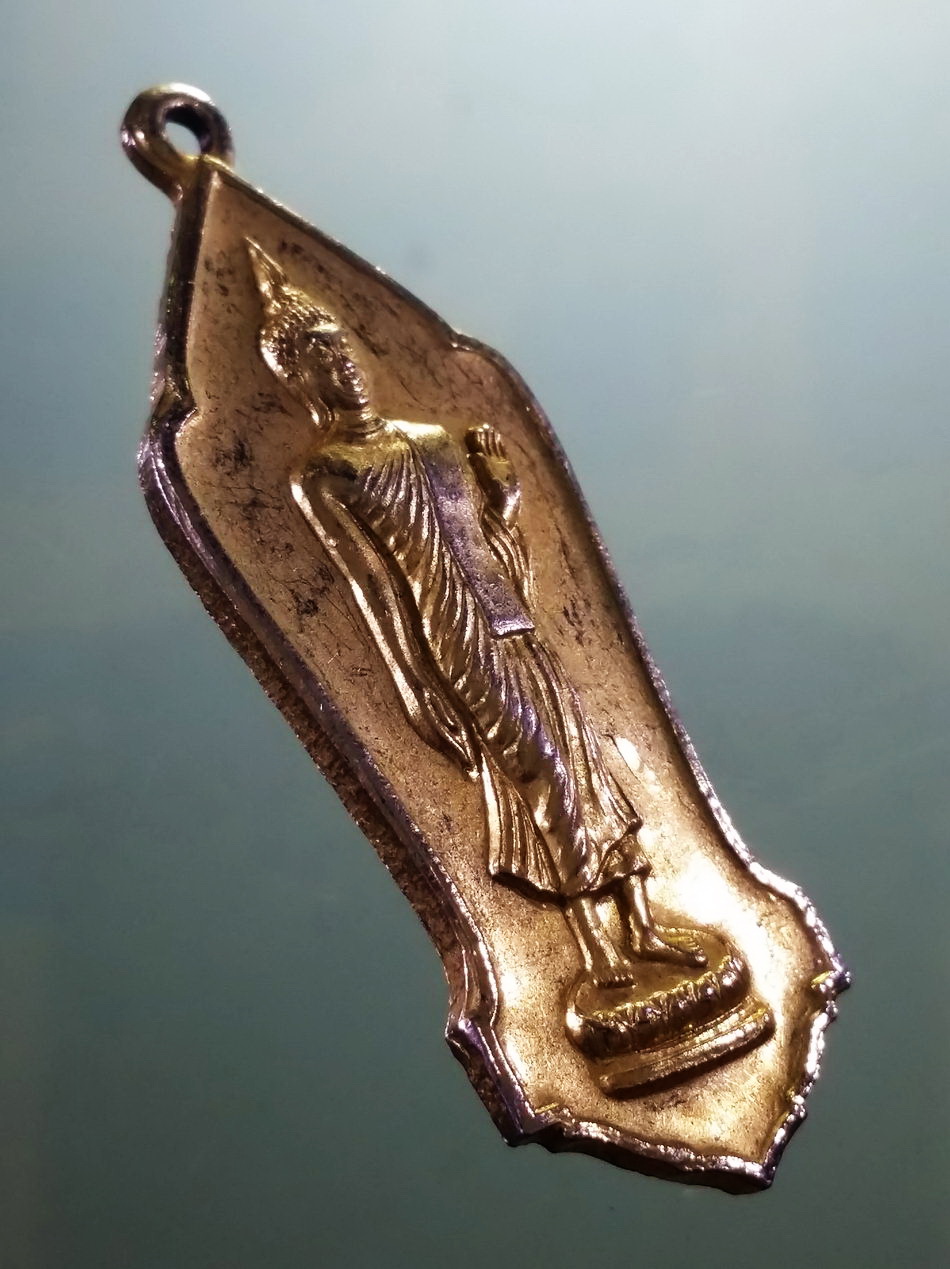 รหัสสินค้า เหรียญพระพุทธ 4121 เหรียญพระลีลาประทานพรกะไหล่ทอง พระพุทธมหามงคลนันทบุรีศรีเมืองน่าน สร้างปี 2542 ขนาดเมื่อเทียบกับเหรียญบาท