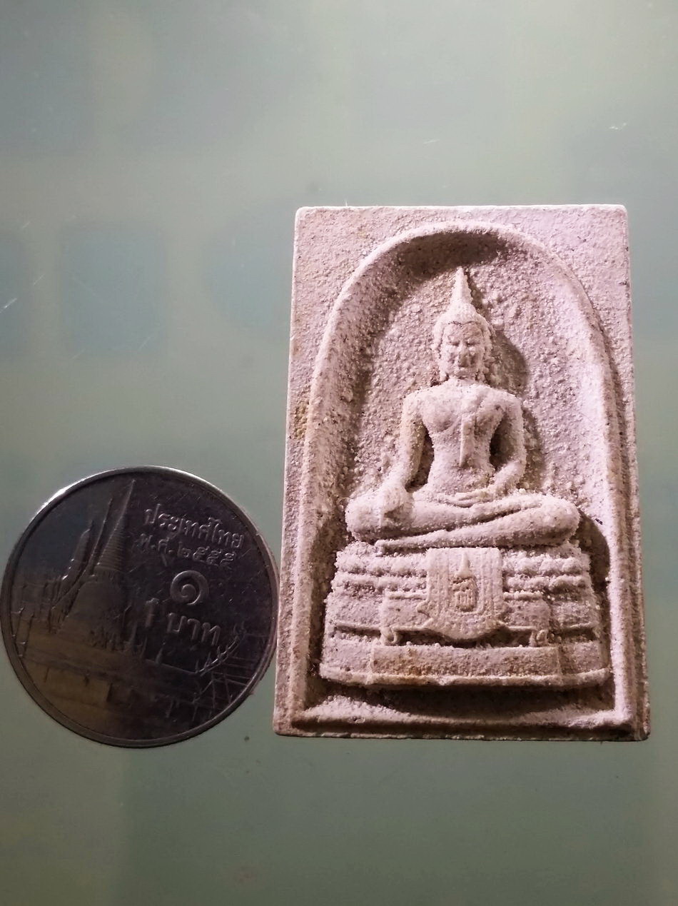 รหัสสินค้า พระเนื้อดิน เนื้อผง เนื้อว่าน 445 พระพุทธสัพพัญญู เนื้อผงแช่น้ำมนต์ พุทธอุทยานนครนครสวรรค์ ขนาดเทียบกับเหรียญบาท