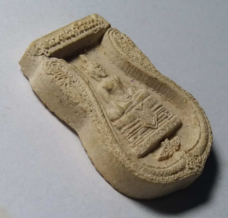 รหัสสินค้า พระมีกล่อง 114 หลวงพ่อศรีสวรรค์ เนื้อผงพิมพ์เสมา วัดศรีสวรรค์ จังหวัดนครสวรรค์ สร้างปี 2542