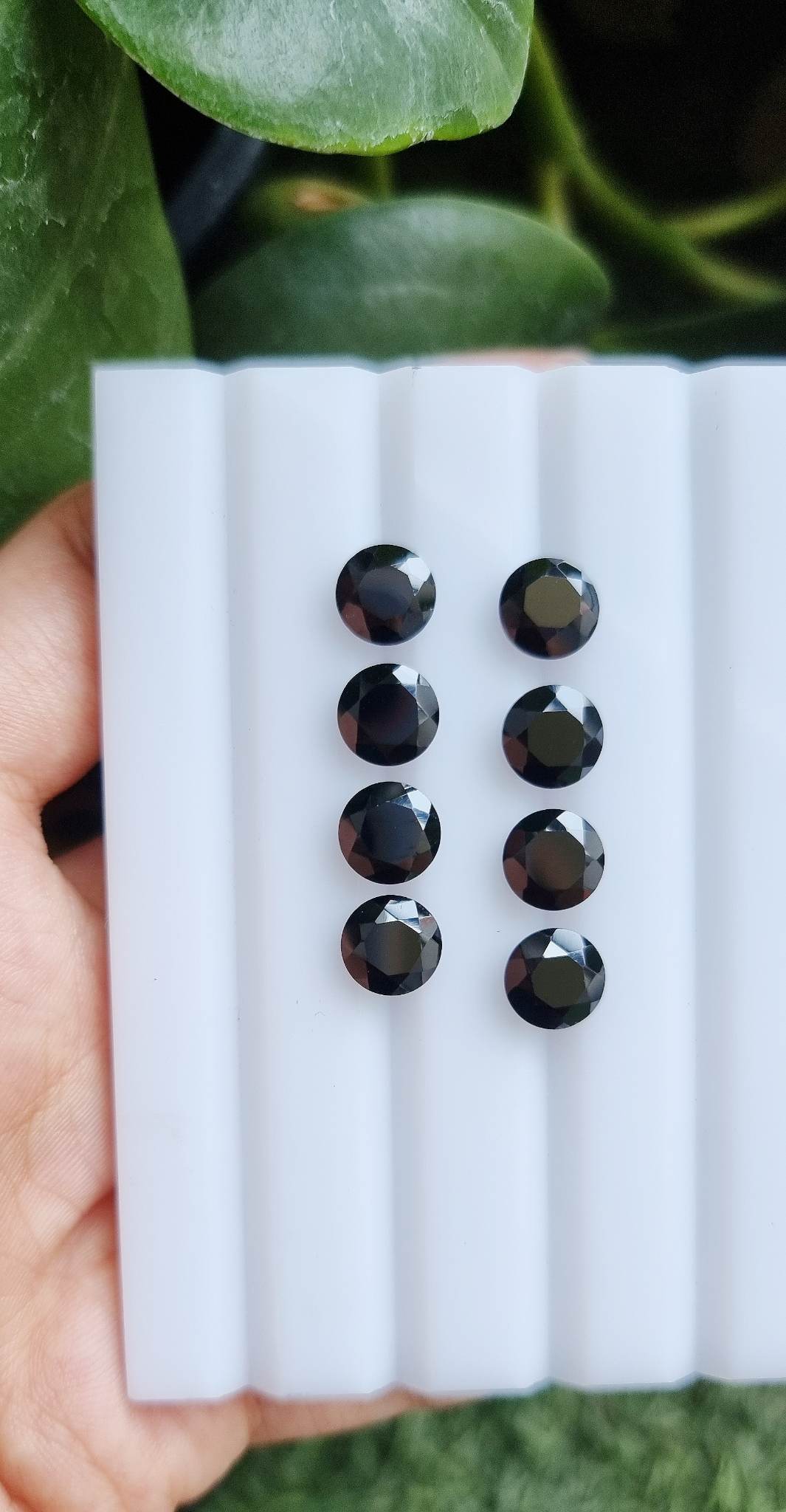 นิลกลม เจียรเหลี่ยม 8.0 mm. 1 เม็ด