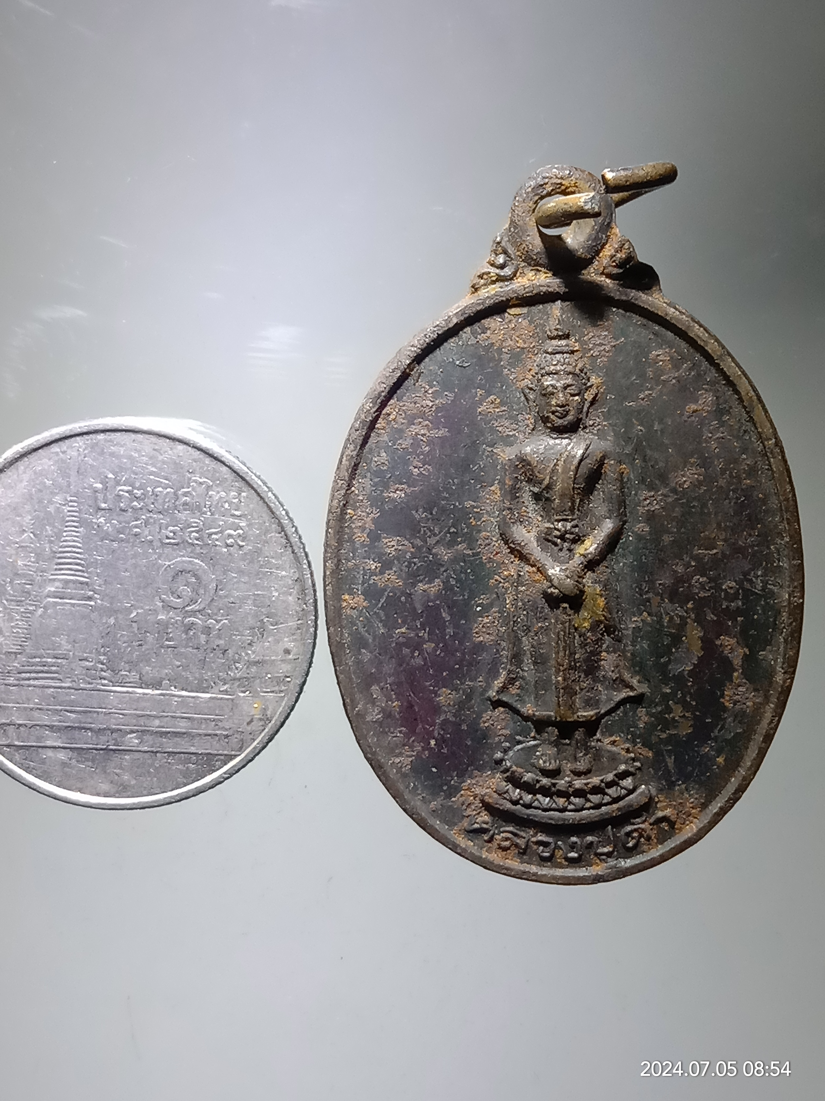 รหัสสินค้า เหรียญพระพุทธ 152 เหรียญพระพุทธปางถวายเนตร หลวงปู่ดำ วัดเขาไม้รวก เหรียญนี้สภาพผิวเขรอะมากไม่ทราบว่าเป็นเนื้อเงินหรือเปล่า เอาเป็นว่าผมขายให้ราคาเนื้อกะไหลเงินนะครับ ถ้าเป็นเนื้อเงิน ก็ถือว่าเป็นโชคดีของท่านไป