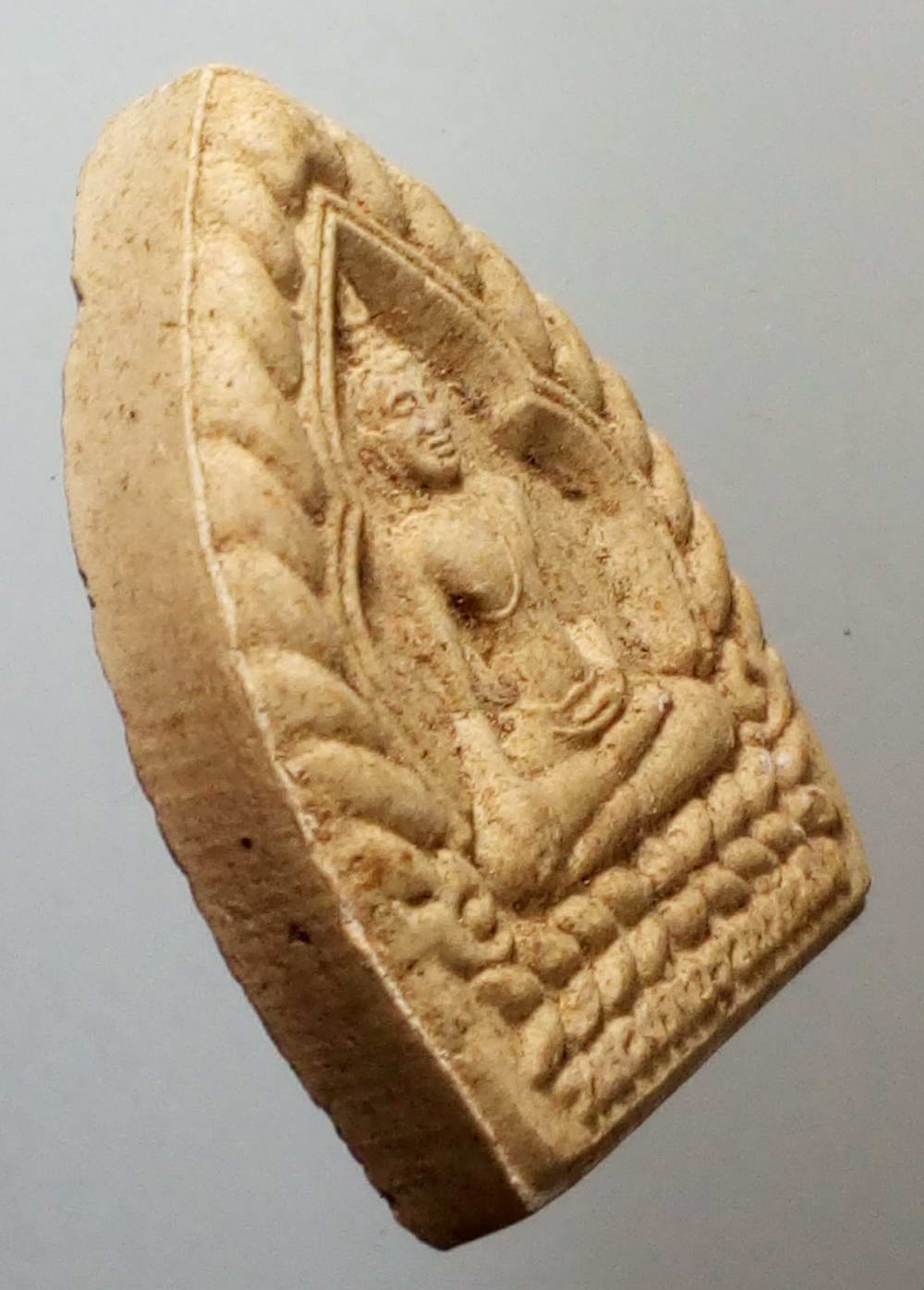 รหัสสินค้า พระไม่ทราบที่ 165 หลวงพ่อรวยทันใจ พิมพ์เจ้าสัวเนื้อผง หลังมีชื่อย่อวัด ว.น.ม.ไม่ทราบที่