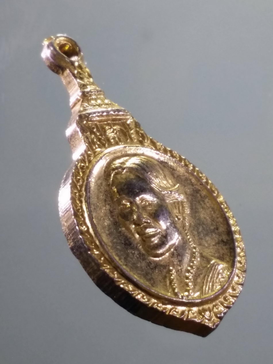 รหัสสินค้า พระมหากษัตริย์ และบุคคลสำคัญ 372 เหรียญกะไหล่ทอง พระบาทสมเด็จพระนางเจ้าพระบรมราชินีนาถ ที่ระลึกเสด็จถวายผ้าพระกฐิน วัดศีลขันธาราม จังหวัดอ่างทอง จัดสร้างปี 2522 สวยมากๆครับเหรียญนี้