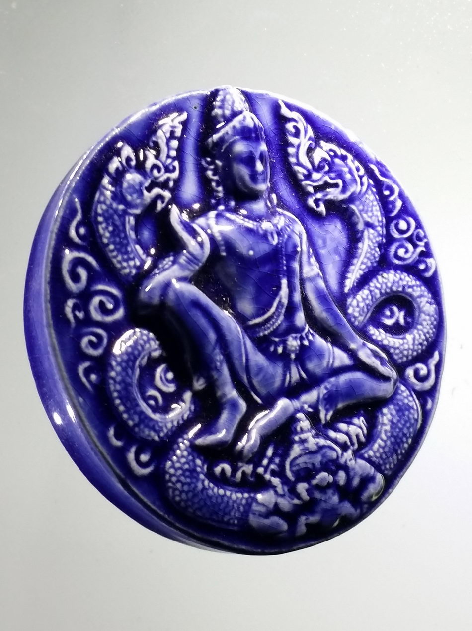 รหัสสินค้า จตุคามรามเทพ 915 พระเทวราชโพธิสัตว์จตุคามรามเทพ เนื้อกระเบื้องเคลือบสีน้ำเงิน รุ่นมหาเศรษฐีบุญฤทธิ์ หลวงพ่อจอน วัดบุญฤทธิ์ จังหวัดนครราชสีมา จัดสร้าง ปี 2550