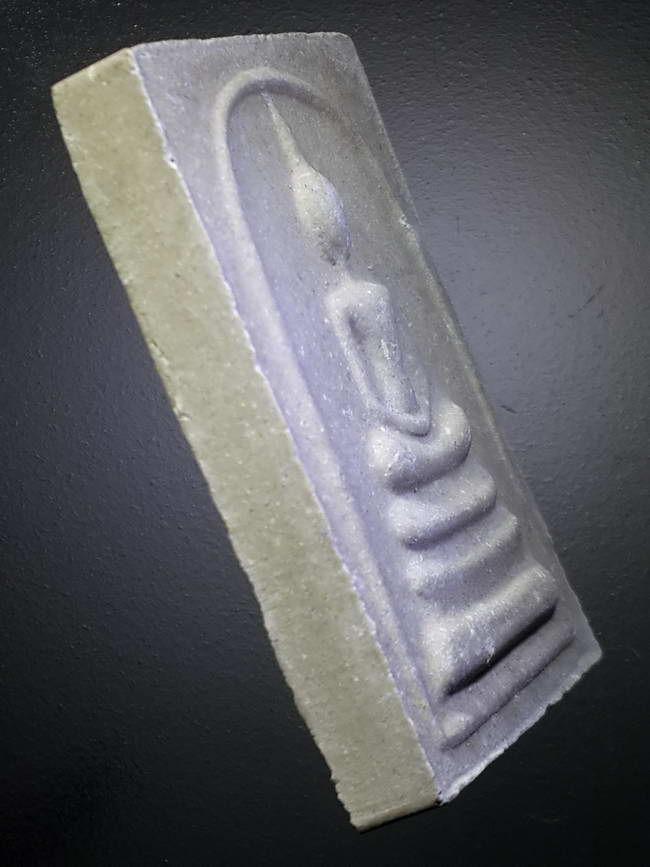 รหัสสินค้า พระมีกล่อง 380 พระสมเด็จเนื้อผงพรายกุมาร ฝังพลอย ปลุกเสกเดี่ยว หลวงพ่อสาคร วัดหนองกรับ จังหวัดระยอง สร้างปี 2552 พระรายการนี้ให้เช่าบูชาแล้ว