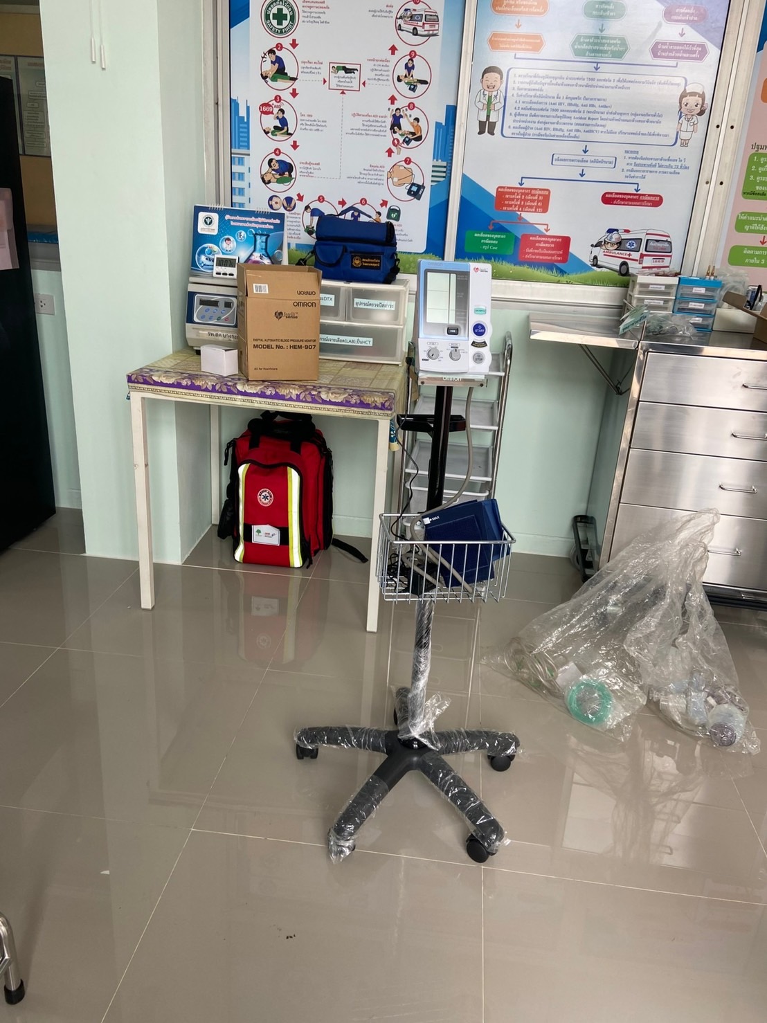 เครื่องวัดความดันโลหิตอัตโนมัติ OMRON รุ่น HEM-907 + พร้อมรถเข็นขาตั้งครบชุด และอุปกรณ์ประกอบการใช้งาน