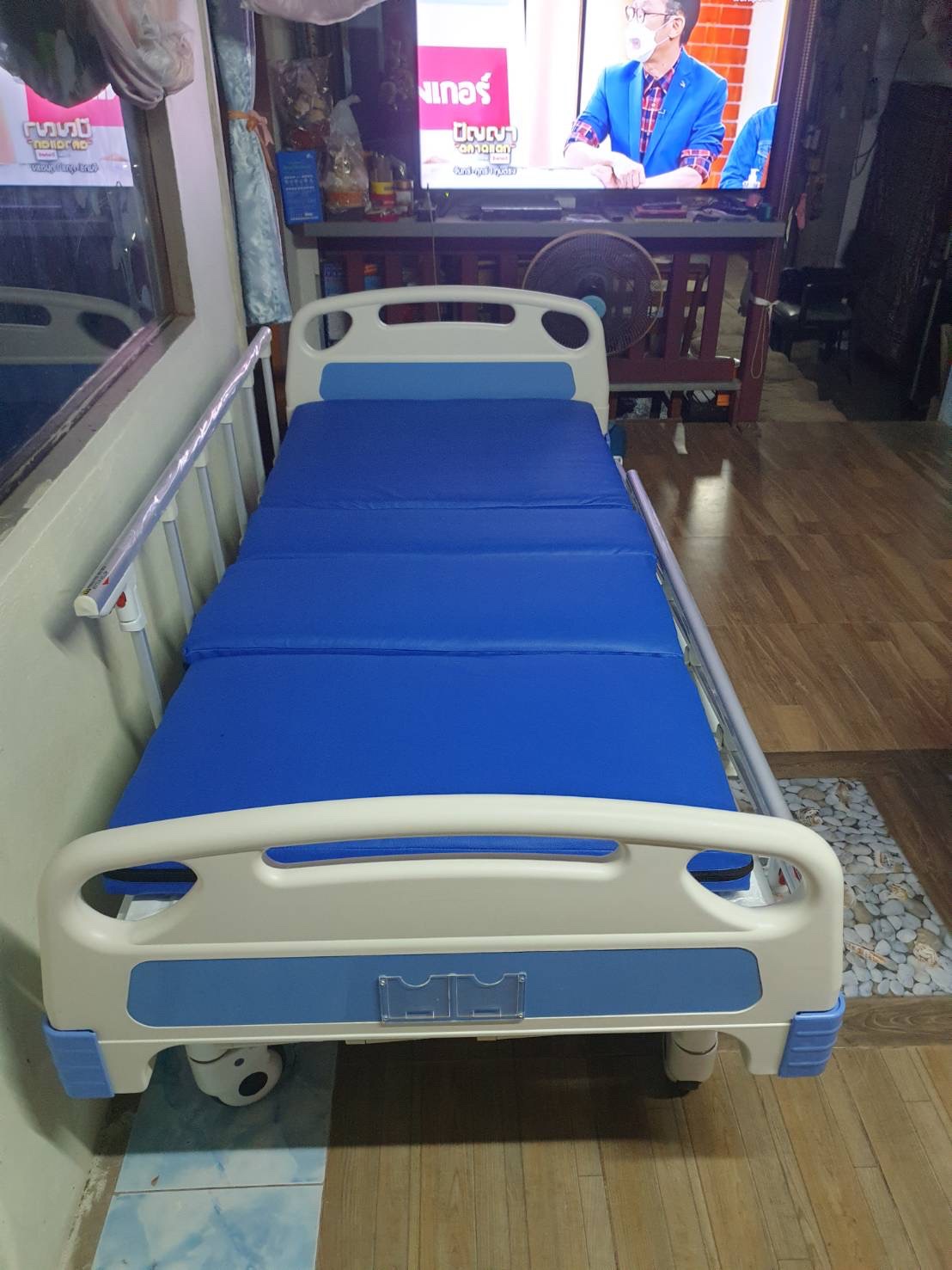 เตียงผู้ป่วยมือหมุน 2 ไกร์ หัว-ท้าย ABS ราวสไลด์ (Manual Hospital Bed) + แถมพิเศษ ฟูกที่นอน 4 ตอน