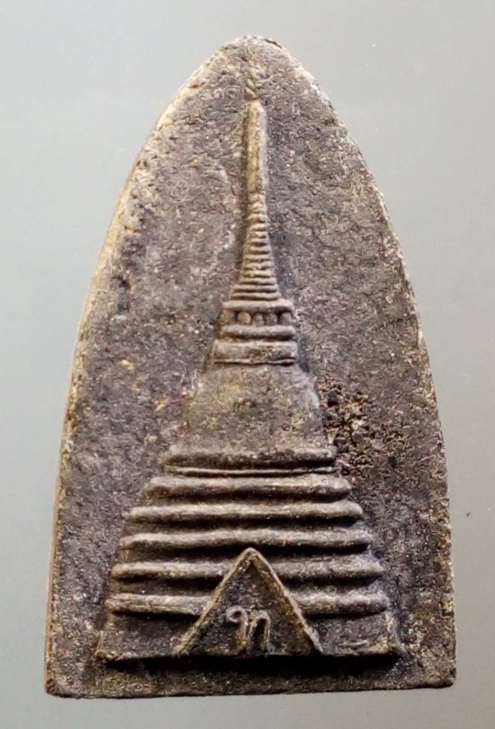 รหัสสินค้า หลวงปู่ทวด วัดต่างๆ 202 หลวงปู่ทวด วัดช้างให้ จังหวัดปัตตานี หลังสถูปเจดีย์ ท. พิมพ์เตารีดหัวมน ไม่ทราบปีที่สร้าง พระรายการนี้ให้เช่าบูชาแล้ว