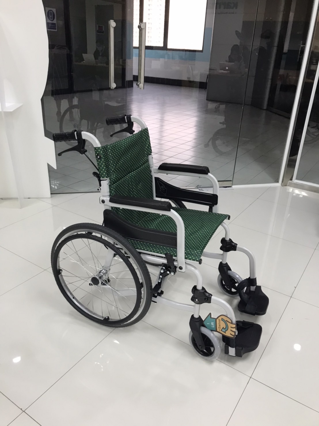 รถเข็นอลูมินัมอัลลอยด์โซม่า รุ่น SOMA 215 (SM-250.5) WheelChair SOMA 215 (SM-250.5) โครงพักเท้าสวิงได้ น้ำหนักเบา พกพาสะดวก กะทัดรัด ของแท้ รับประกันศูนย์ไทย 1 ปี