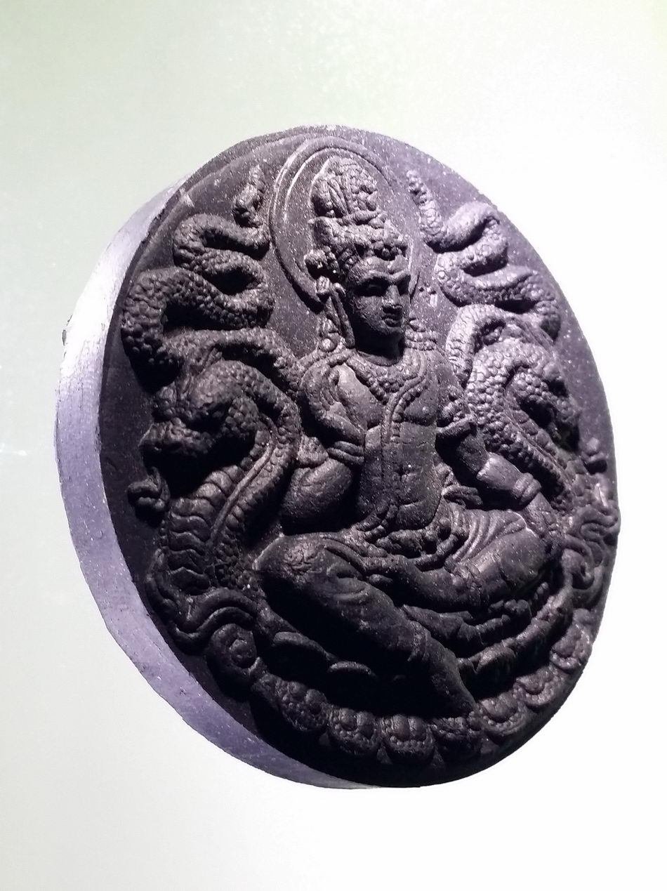 รหัสสินค้า จตุคามรามเทพ 827 จตุคามรามเทพ รุ่นเงินทองเพิ่มพูน เนื้อว่านดำ ขนาด 5 cm