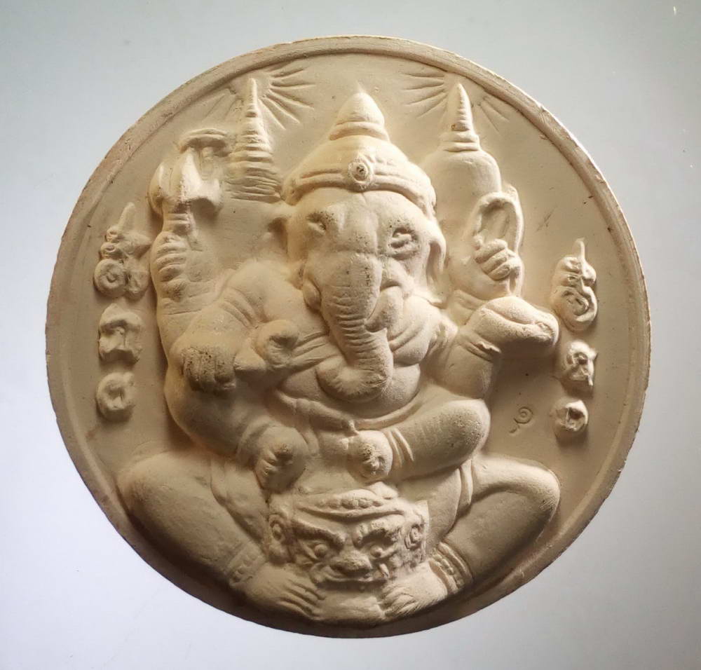 รหัสสินค้า จตุคามรามเทพ 089 พระเทวราชโพธิสัตว์ จตุคามรามเทพ เนื้อกระเบื้องเคลือบเขียว หลังพระพิฆเณศวร ฝังพลอยขาว (ที่หัวเข่า) ไม่ทราบสำนัก กล่องหาย