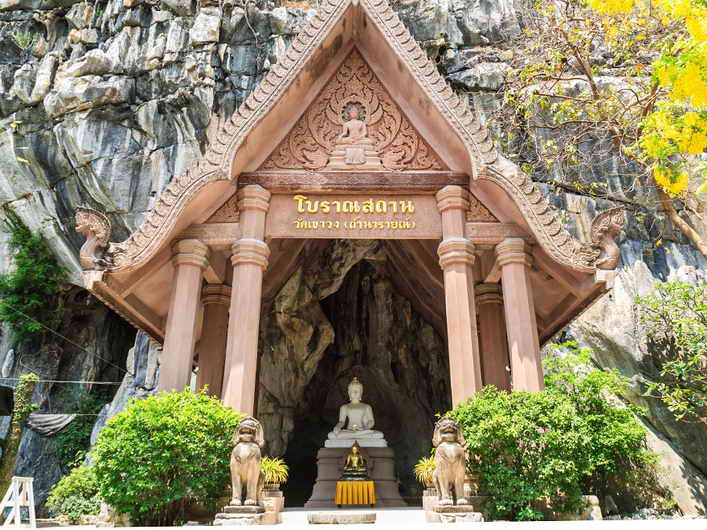 รหัสสินค้า สระบุรี 002 เหรียญรุ่นแรก พระพุทธประทานในโบสถ์ วัดเขาวง (ถ้ำนารายณ์) จังหวัดสระบุรี สร้างปี 2519