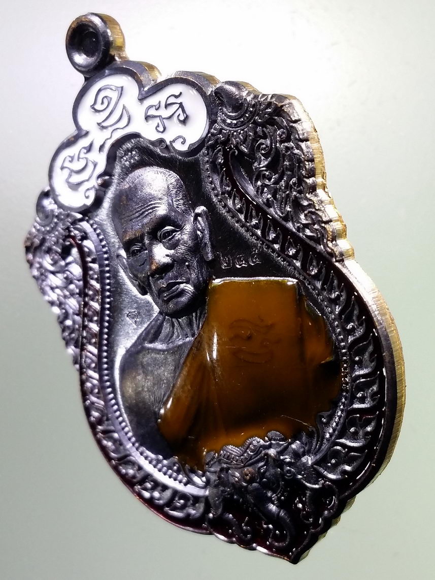 รหัสสินค้า พระมีกล่อง 004 เหรียญเสมาช้างสามเศียร รุ่นเอราวัณพันล้าน เนื้อทองแดงรมดำ ลงยาจีวร หลวงพ่อพัฒน์ วัดห้วยด้วน อำเภอหนองบัว จังหวัดนครสวรรค์ ตอกโค๊ต หมายเลข ๒๔๕