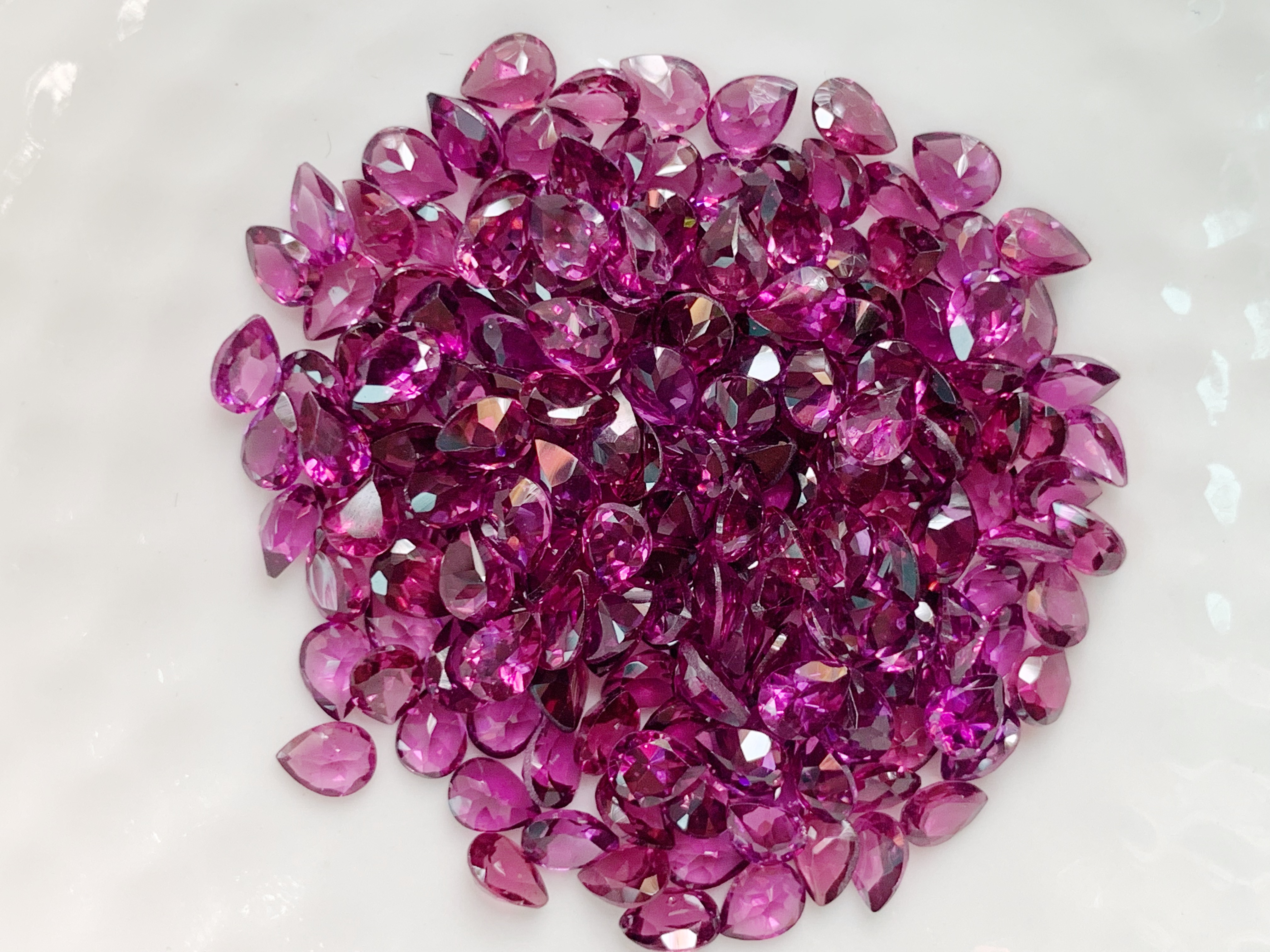 โรโดไลท์หยดน้ำ 4x3 มม. 5 กะรัต