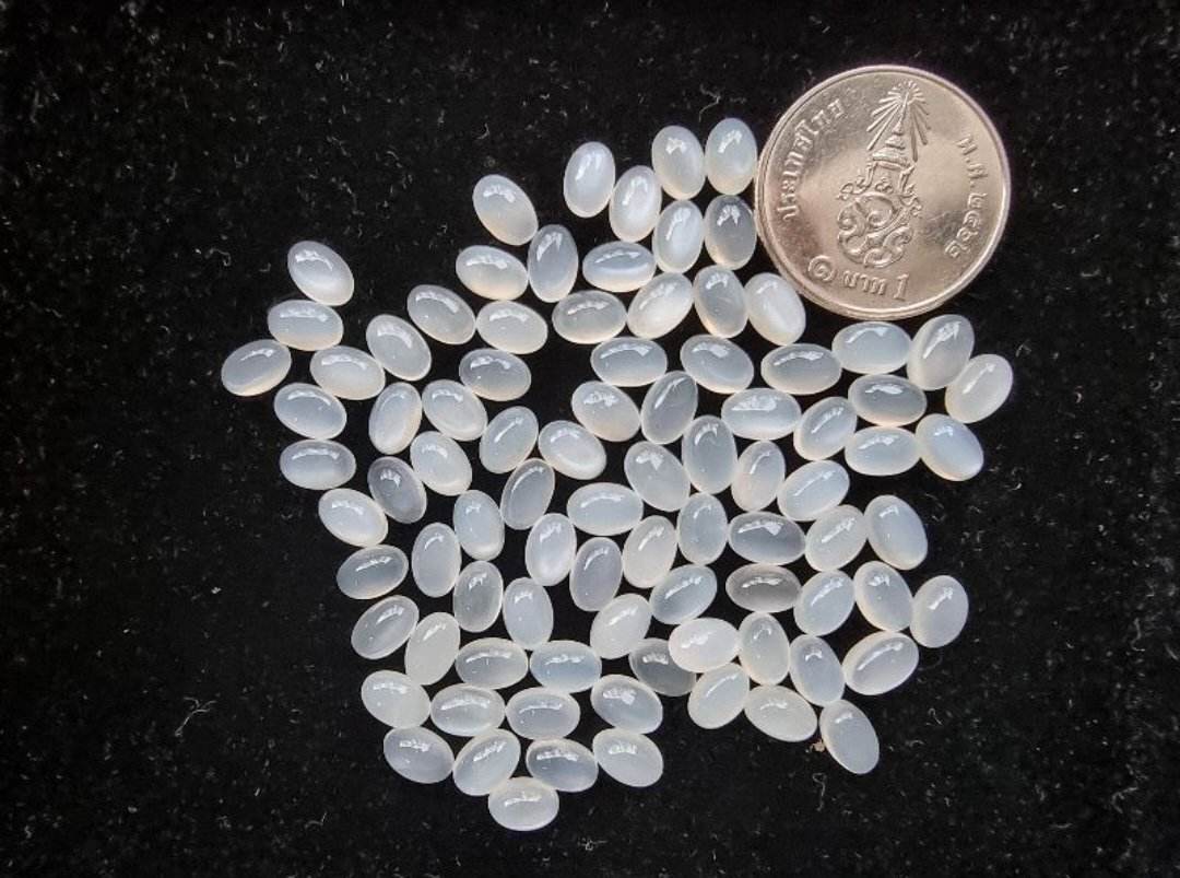 มูนสโตนไข่หลังเบี้ย 6x4 mm. 5 กะรัต