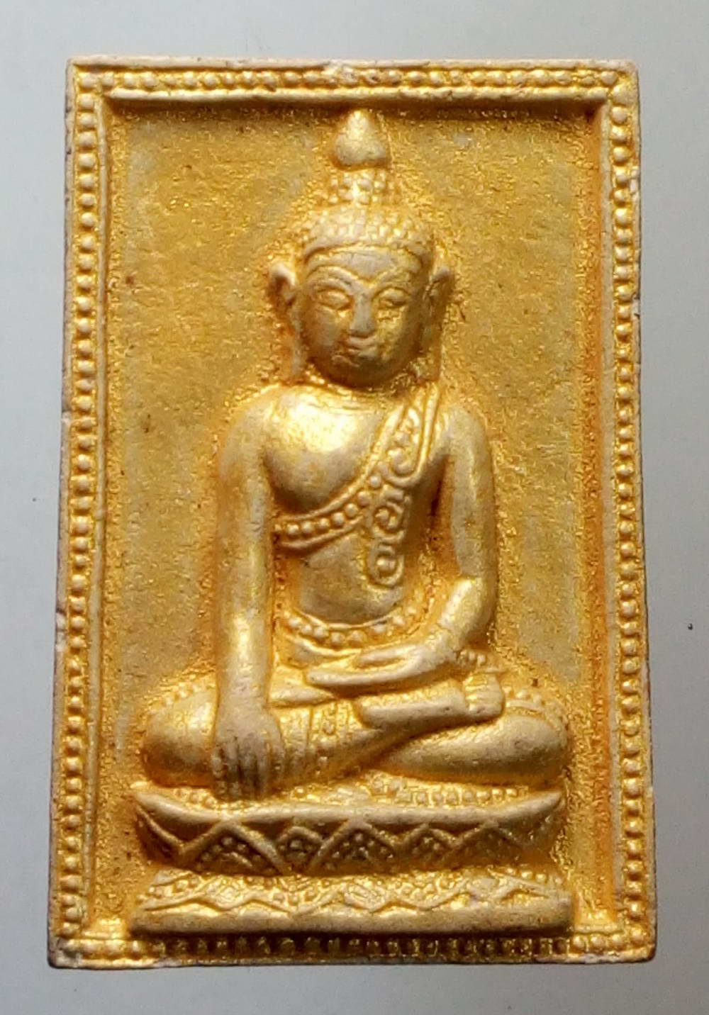 รหัสสินค้า พระไม่ทราบที่ 122 พระพุทธเนื้อผงทาทองบรอนซ์ ศิลปะพม่า หลังยันต์เกราะเพชร ไม่ทราบที่