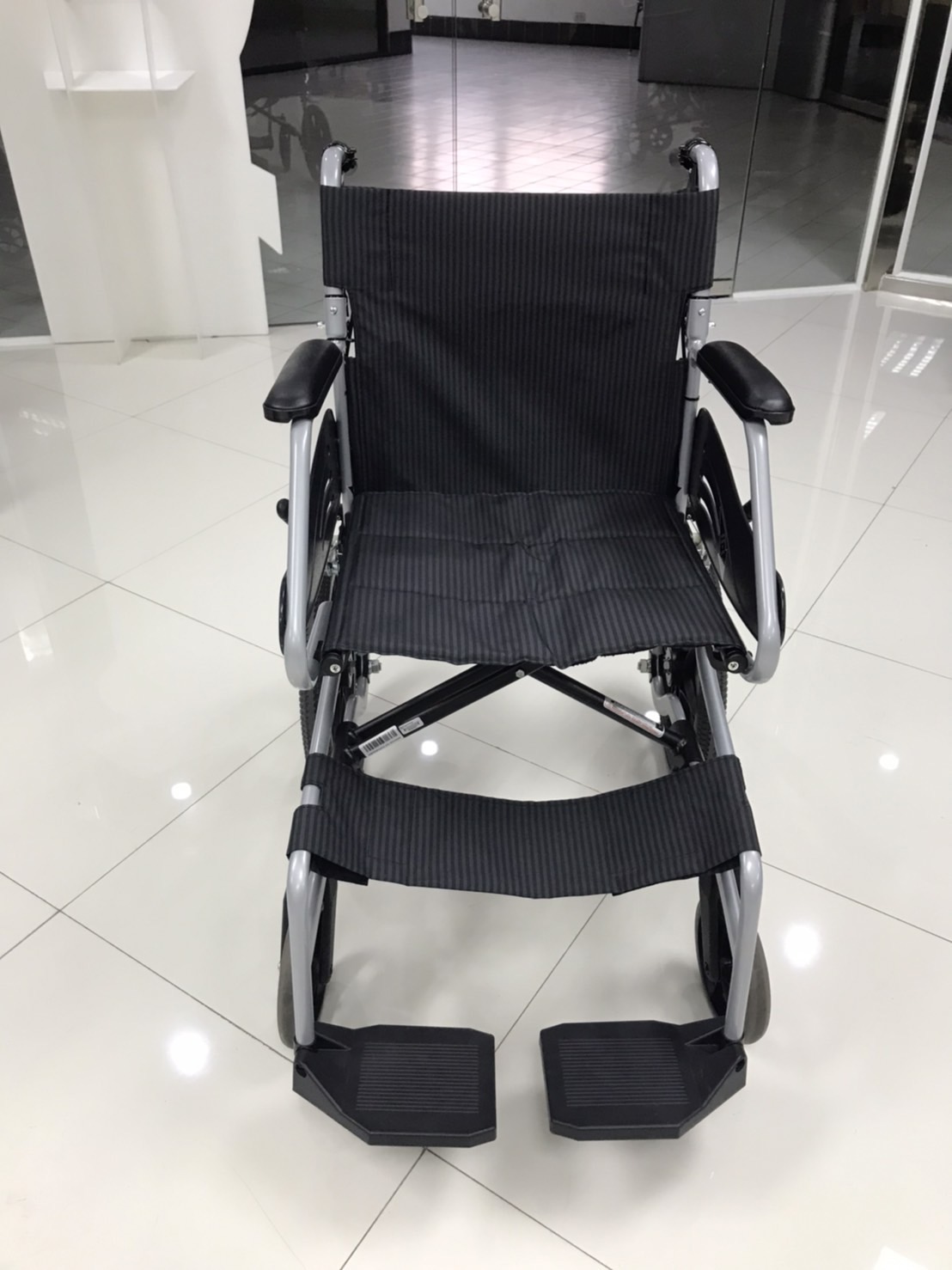 รถเข็นอลูมินัมอัลลอยด์โซม่า รุ่น SOMA 150.3 F16 ล้อหลังเล็ก 16 นิ้ว (WheelChair SOMA 150.3 F16) เหมาะแก่การเดินทาง น้ำหนักเบา แข็งแรงทนทาน ของแท้ รับประกันศูนย์ไทย 1 ปี