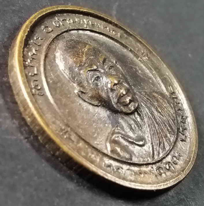 รหัสสินค้า นครราชสีมา 023 เหรียญหลวงพ่อคูณ วัดบ้านไร่ จังหวัดนครราชสีมา หลังพระวิษณุกรรม สร้างปี 2538 สมาคมศิษย์เก่าวิทยาลัยเทคนิคนครราชสีมาจัดสร้าง พระรายการนี้ให้เช่าบูชาแล้ว