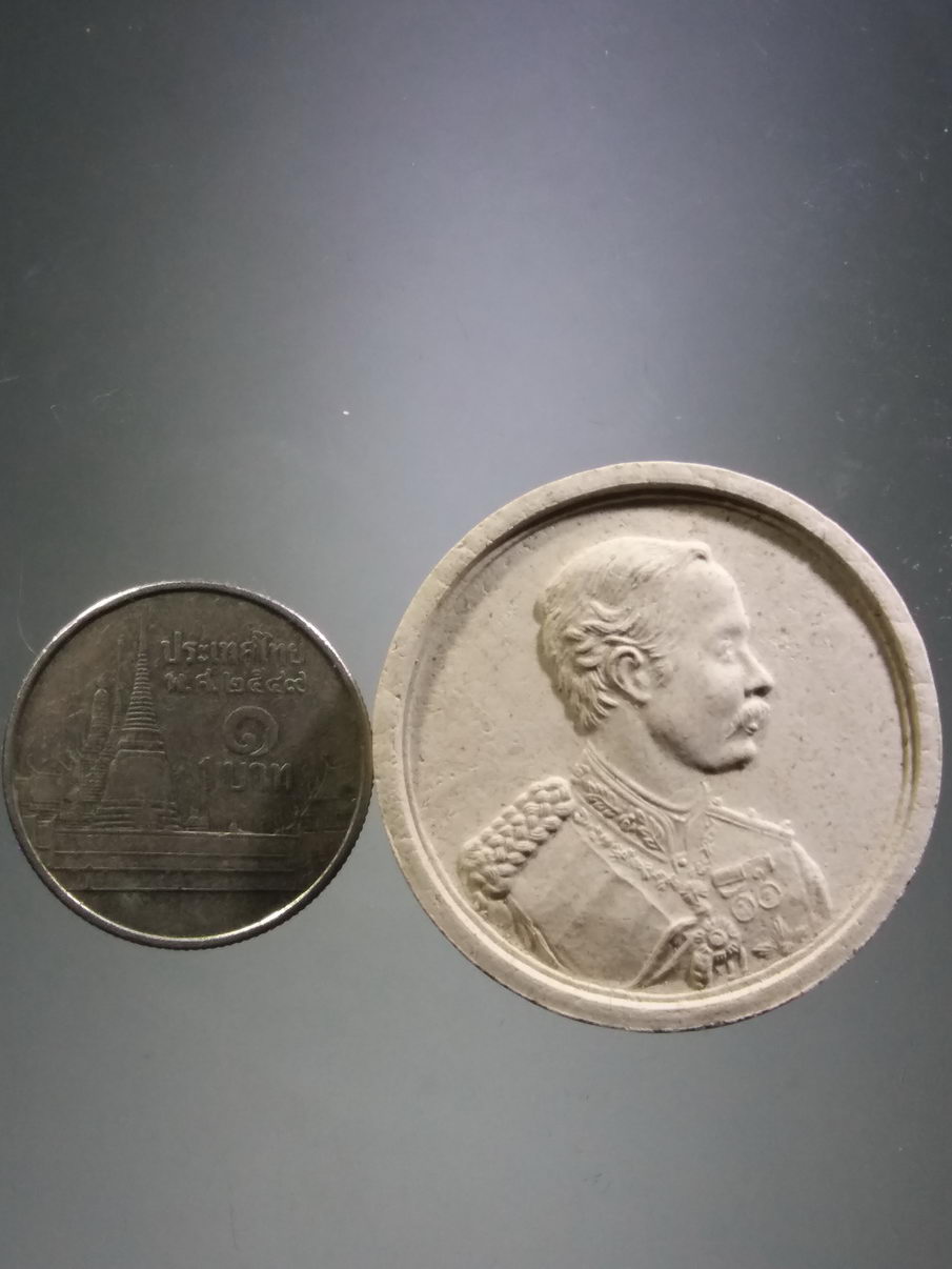 รหัสสินค้า พระมีกล่อง 3910 พระบาทสมเด็จพระจุลจอมเกล้าเจ้าอยู่หัวรัชกาลที่ 5 ดวงมหาราช เนื้อผงจันทร์ลอย วัดหลวงฮอด ที่ระลึกสร้างพระมหาธาตุ ปี 2537