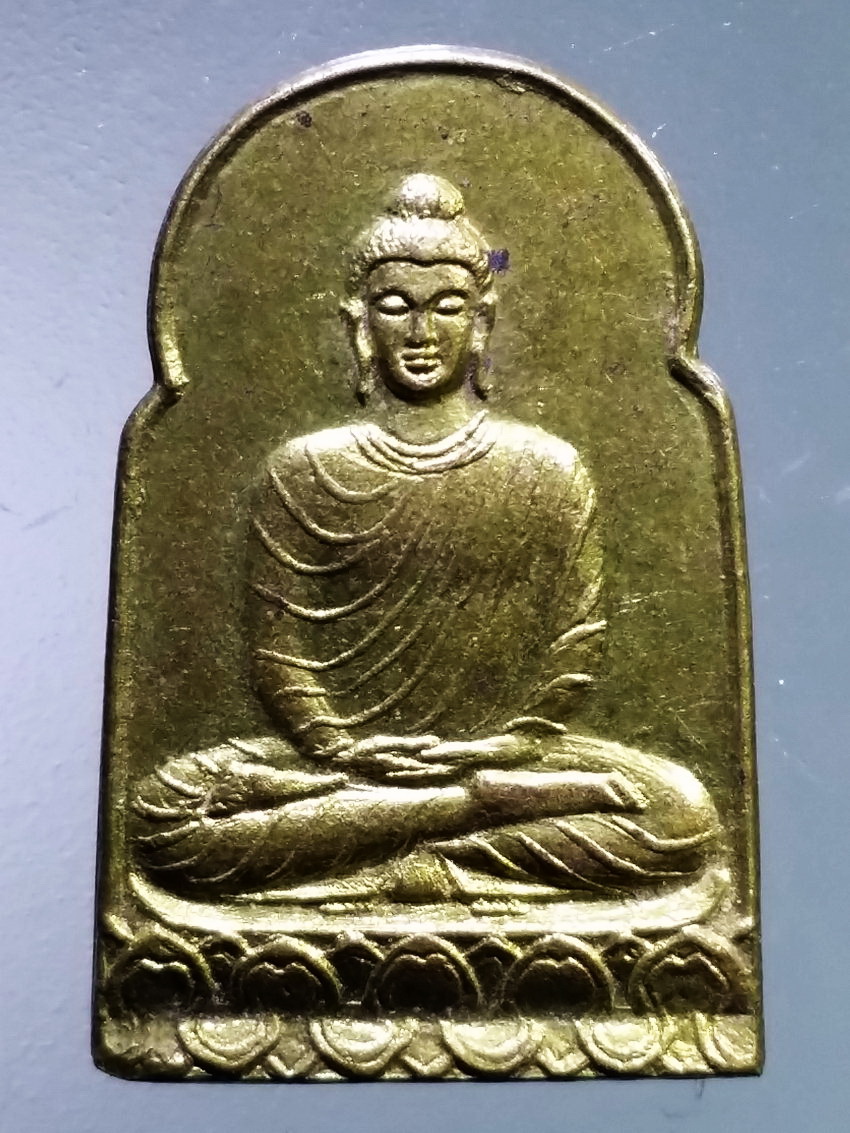 รหัสสินค้า เหรียญพระพุทธ 3984 เหรียญทองฝาบาตร พระพุทธเจ้ามหาศาสดาโลก หลวงพ่อหยอด วัดแก้วเจริญ สร้างปี 2534 ตอกโค๊ต